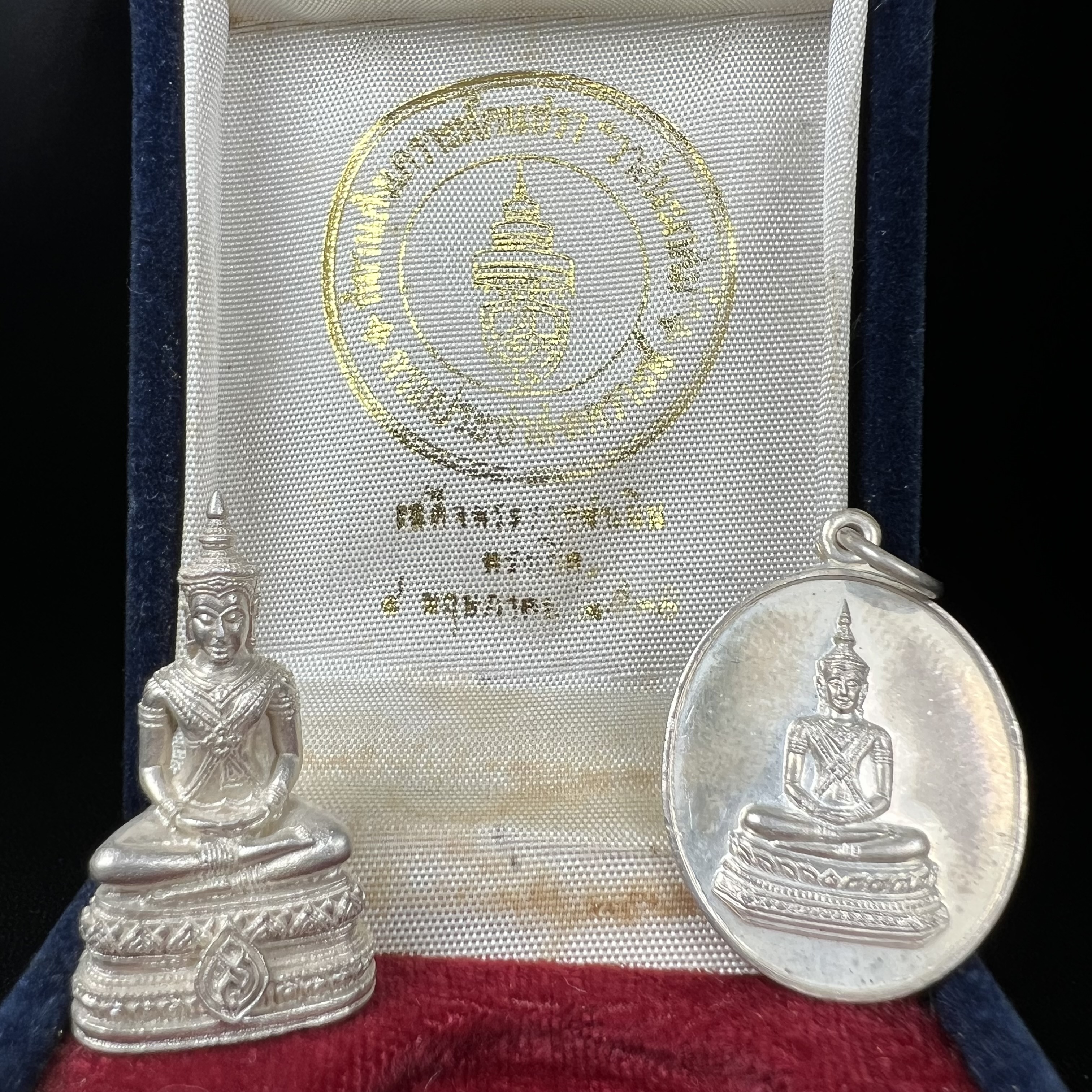 พระวาสนะเวศม์ พร้อมเหรียญ ชุดกรรมการ เนื้อเงิน(หายากพบเจอน้อย) สร้างในโอกาสสมเด็จย่าทรงเปิดสถานสงเคราะห์คนชรา 8 พฤษภาคม ปี 2530 กรมประชาสงเคราะห์จัดสร้าง พิธีปลุกเสก วัดบวรนิเวศวิหาร