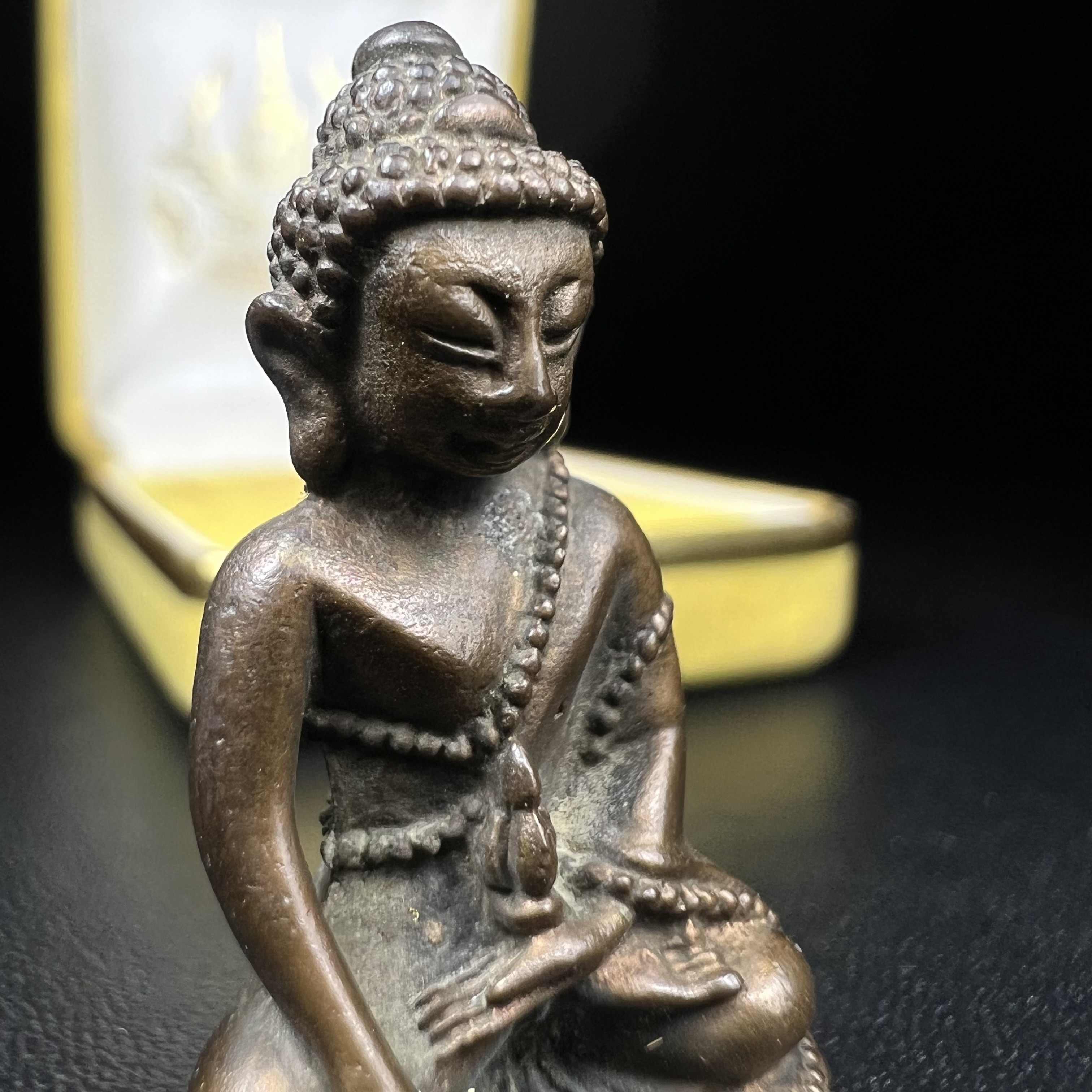 วัตถุมงคลคุ้มเกล้าฯ มหามงคลเฉลิมพระชนมพรรษา 6 รอบ รัชกาลที่ 9 ชุดพิเศษกรรมการ(หายาก) (ในหลวงรัชกาลที่9 ทรงจุดไฟพระฤกษ์และเททอง พิธีใหญ่)ยอดนิยมหายาก