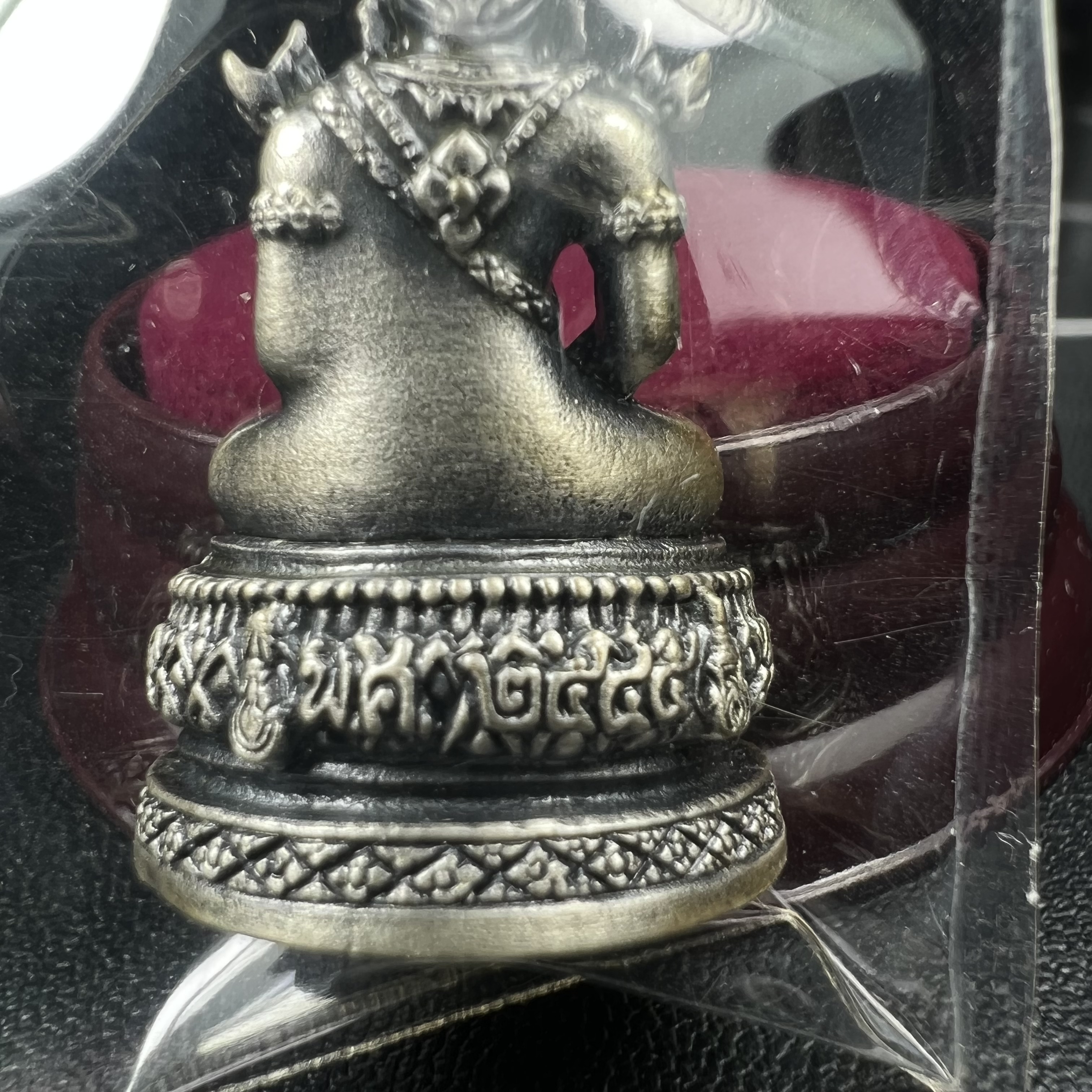 พระแก้วมรกต ภปร.(รุ่นแรก) ปี2545 รุ่นฉลองกรุงรัตนโกสินทร์ครบ 220 ปี พิมพ์ลอยองค์ใหญ่ เนื้ออัลปาก้า ชุบเงินลงดำ ขนาด 19*35 มม. พร้อมครอบตั้งโชว์เดิม องค์พระซีนซองเดิม สวยครบสมบูรณ์