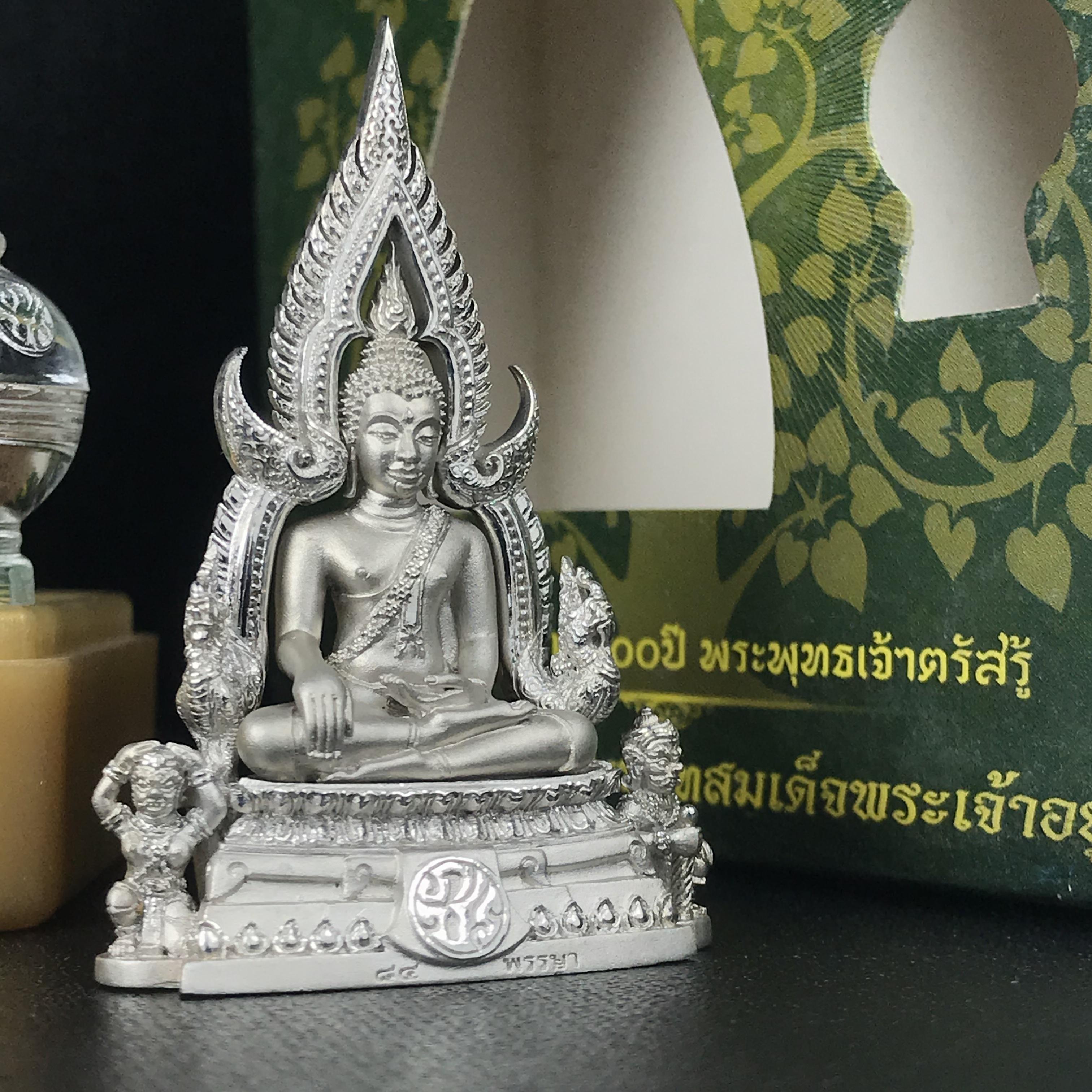 พระพุทธชินราช(จำลอง) ภปร 84 พรรษา เนื้อเงินชุบทองคำขาว พิมพ์ใหญ่ขนาดหน้าตัก 3/4 นิ้ว(1ใน3000องค์) )(พระราชทานมวลสาร จิตรลดาและเส้นพระเจ้า(เส้นผม))