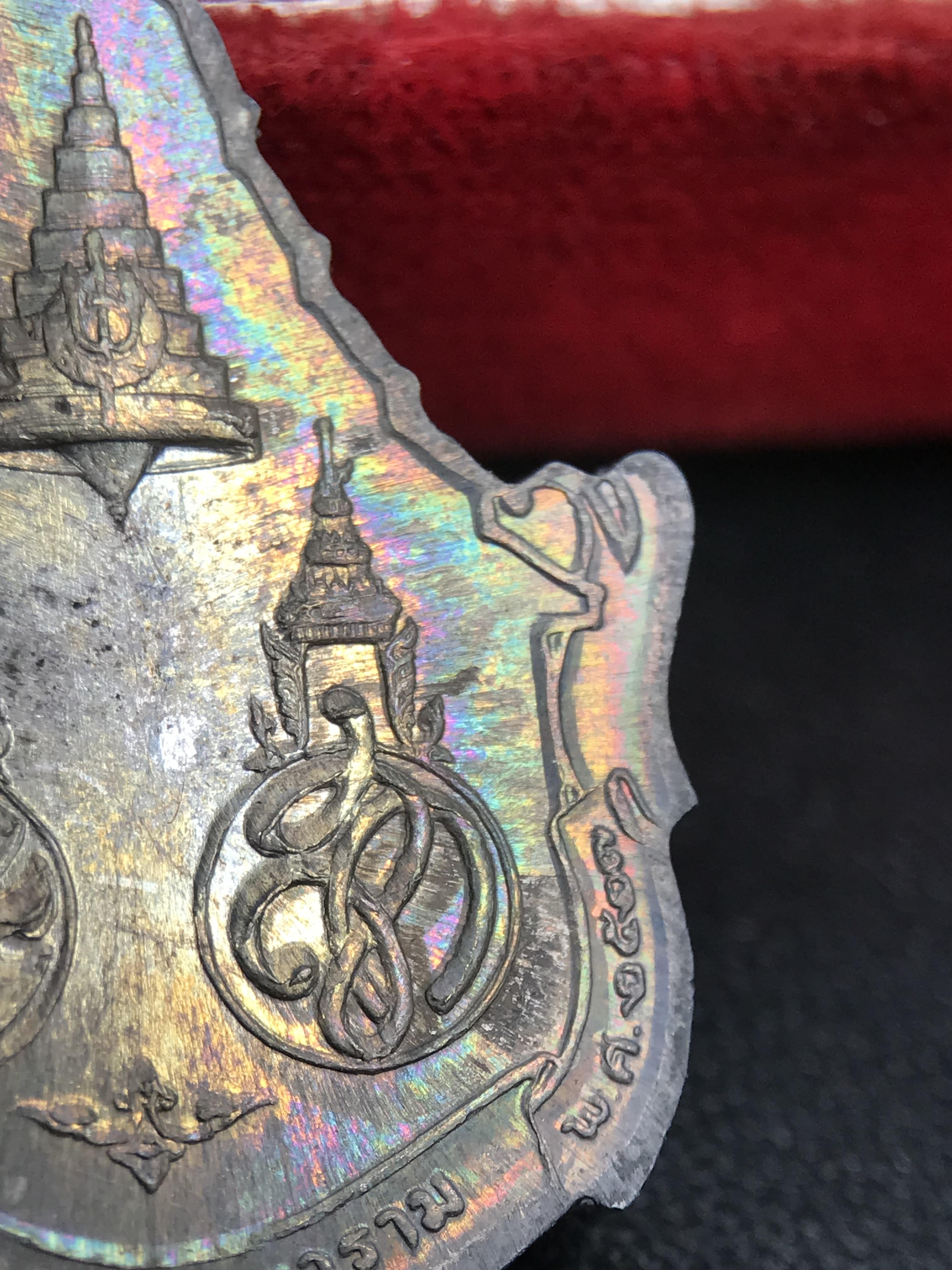 เหรียญพระพุทธญาณนเรศวร์ รุ่นแรก หลังพระปรมาภิไธย ภปร.และ สก.วัดญาณสังวราราม จ.ชลบุรี ปี 2527 เนื้อเงิน(ผิวเดิม ขึ้นรุ้งผิวน้ำทองกระจายทั่วเหรียญสวยมาก)ขนาด 2.3 x 3.8 ซม. พร้อมกล่องเดิม สมเด็จพระญาณสังวร ประธานในพิธีมหาพุทธาภิเษก(เนื้อเงินพบเจอน้อย หายาก)