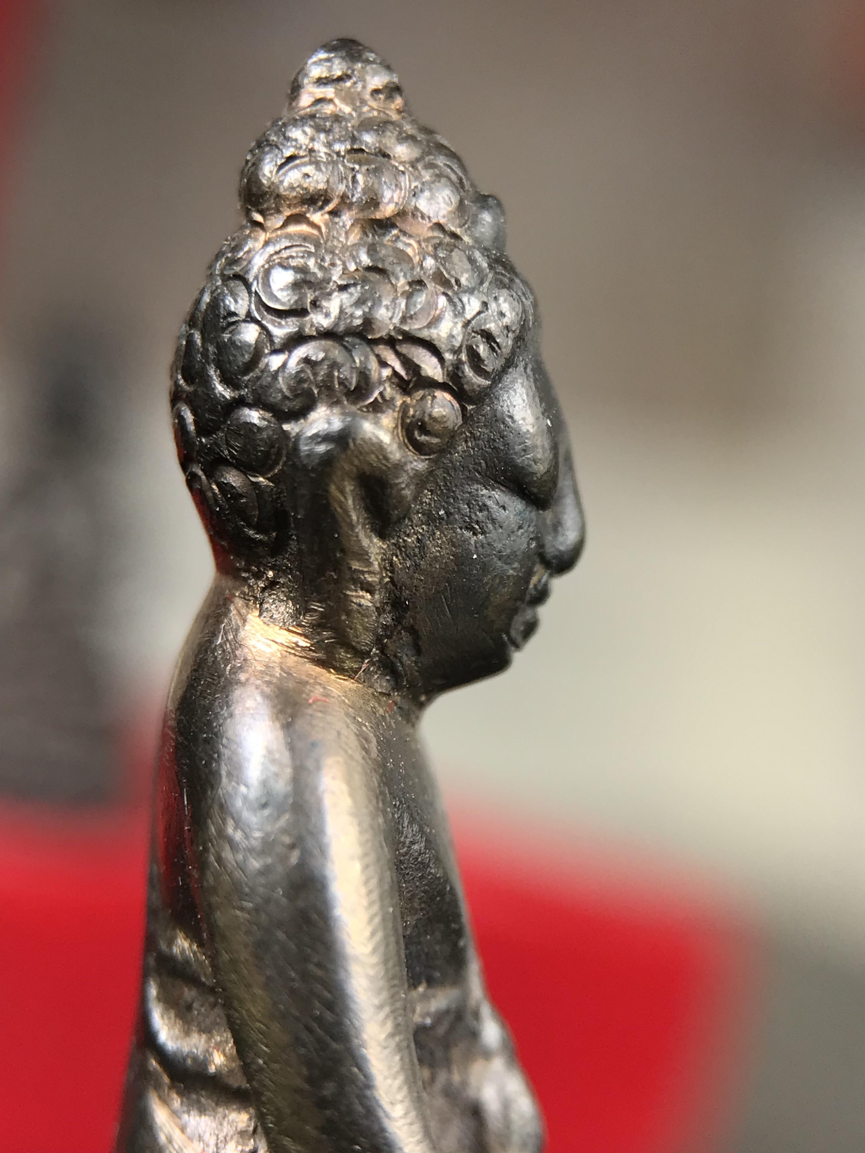 พระกริ่ง-พระชัยวัฒน์ ปวเรศ วัดบวรนิเวศวิหาร ปี 2530 พระบาทสมเด็จพระเจ้าอยู่หัวรัชกาลที่ 9 เจริญพระชนมพรรษา 5 รอบนักษัตริย์(ในหลวง ร.9 เสด็จเททอง)(บรรจุผงจิตรลดาเส้นเกศาในหลวงรัชกาลที่9)พร้อมสูจิบัตรเดิมตอนจัดสร้าง(สภาพสวยครบสมบูรณ์))พิธีใหญ่ รุ่นยอดนิยม