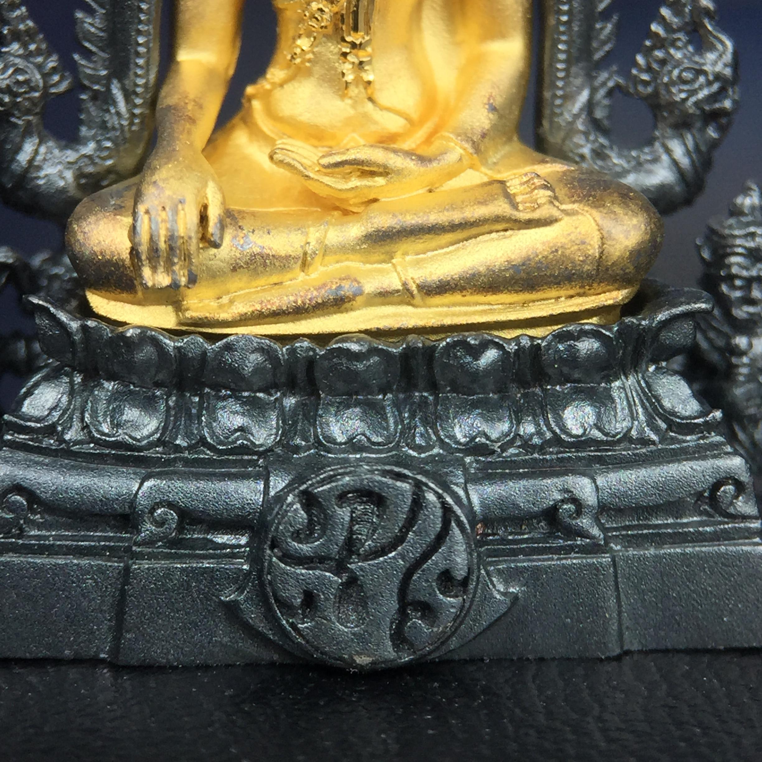 พระพุทธชินราช ภปร. โครงการ เพราะแผ่นดินนี้คือแผ่นดินเกิด เนื้อเงินชุบทองคำซุ้มรมดำ ปี2551 ขนาดหน้าตัก1/2นิ้ว(3.5*2.5 ซม.) (สวยงามหายาก)1ใน 5000 องค์