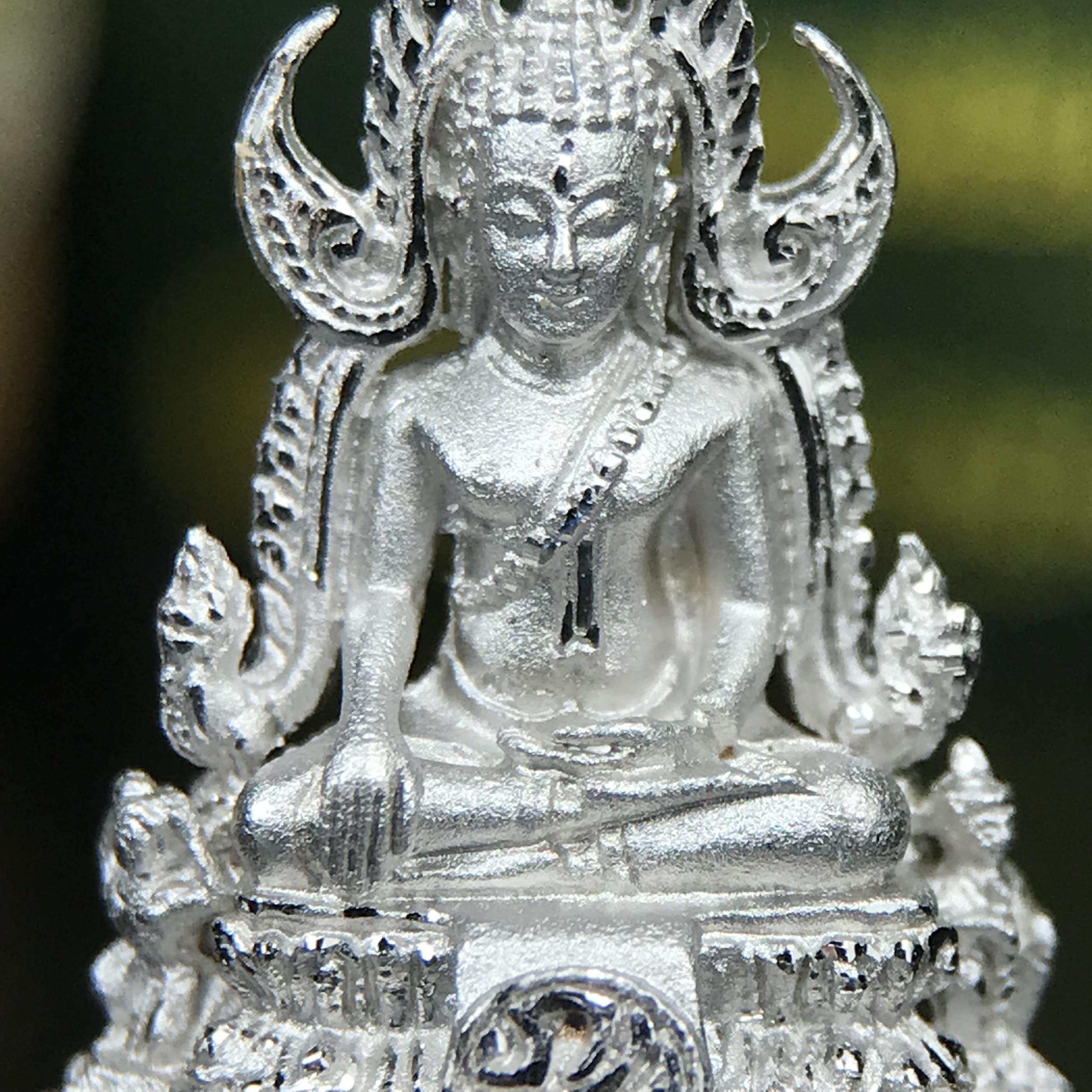 พระพุทธชินราช ภปร. 84 พรรษา พิมพ์เล็กขนาดหน้าตัก 1/4 นิ้ว(สูง 2.0 ซม.)เนื้อเงินชุบทองคำขาว (สภาพผิวสวยเดิม)(พระราชทานมวลสาร จิตรลดาและเส้นพระเจ้า(เส้นผม))พุทธศิลป์ทรงคุณค่าอีกหนึ่งรุ่นยอดนิยม