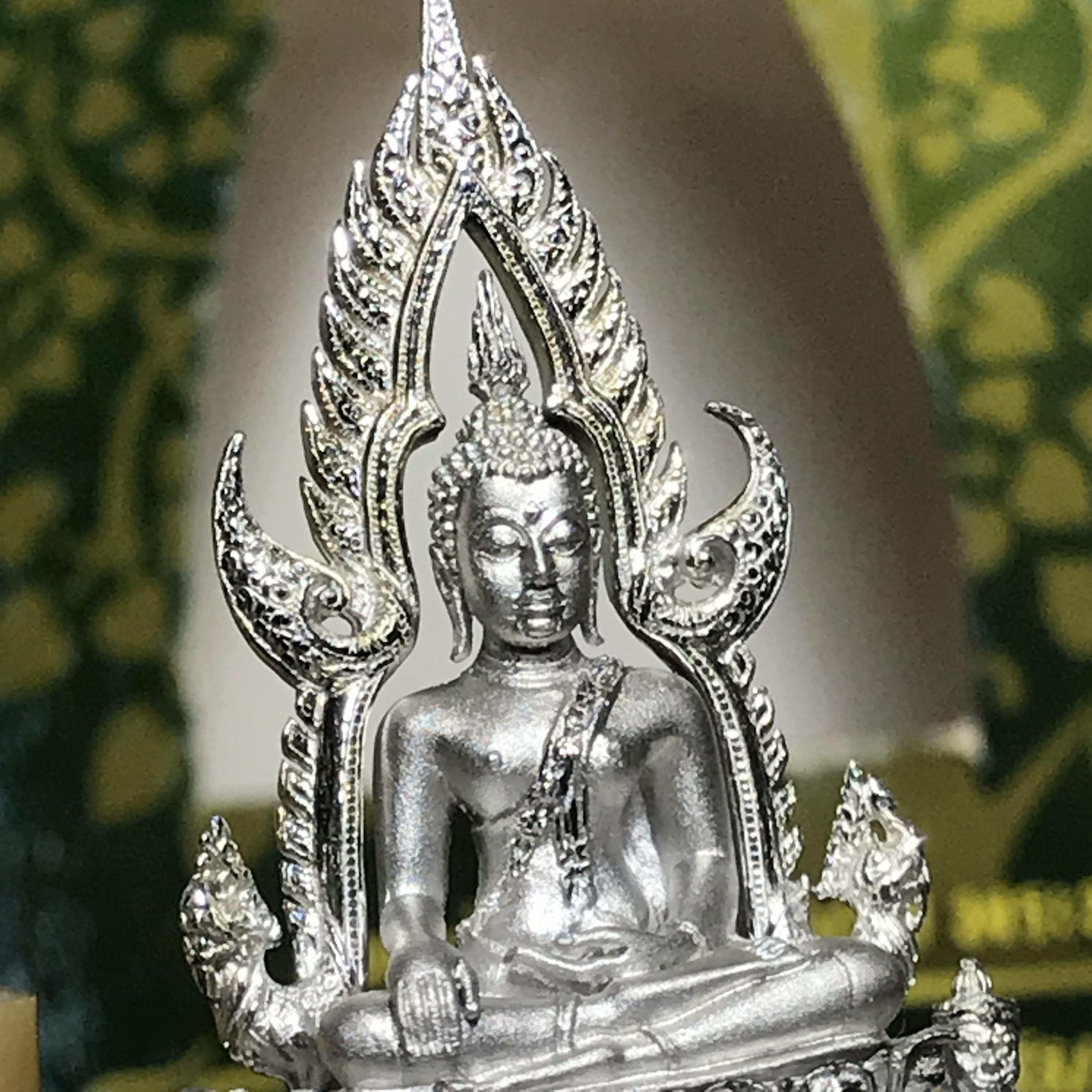 พระพุทธชินราช(จำลอง) ภปร. 84 พรรษา เนื้อเงินชุบทองคำขาว พิมพ์กลางขนาดหน้าตัก 1/2 นิ้ว(1ใน5000องค์) )(พระราชทานมวลสาร จิตรลดาและเส้นพระเจ้า(เส้นผม)รัชกาลที่9)