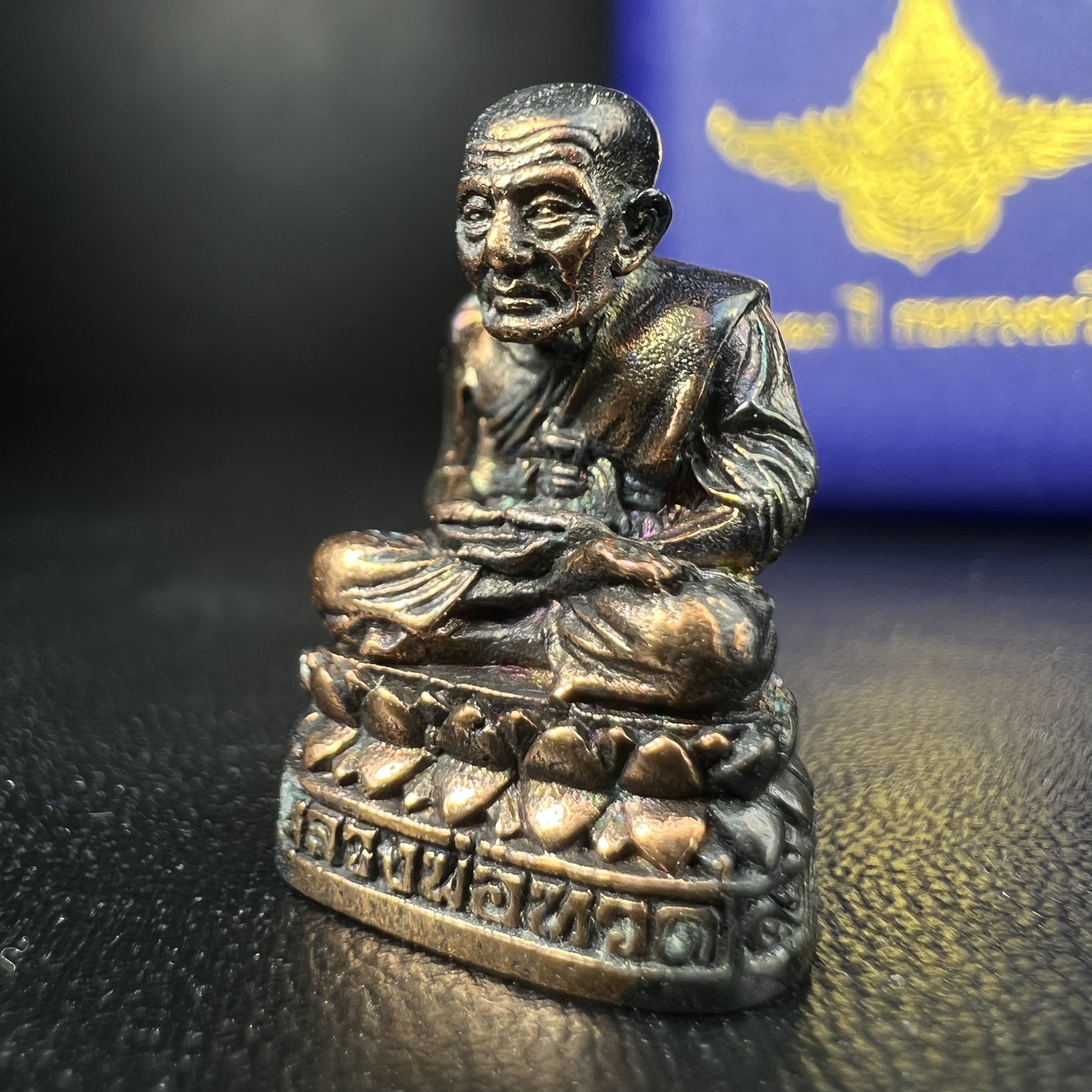 รูปเหมือนหล่อลอยองค์หลวงปู่ทวด รุ่น 111ปี กระทรวงกลาโหม เนื้อนวโลหะรมดำ-ปัดเงา ปี2540 พิธีใหญ่ เข้มขลัง นิยม พร้อมกล่องบรรจุเดิม(คัดสภาพสวยผิวเทพๆผิวรุ้งๆ)ทั้งพิธีทั้งพุทธศิลป์ทรงคุณค่าอีกหนึ่งรุ่นยอดนิยม