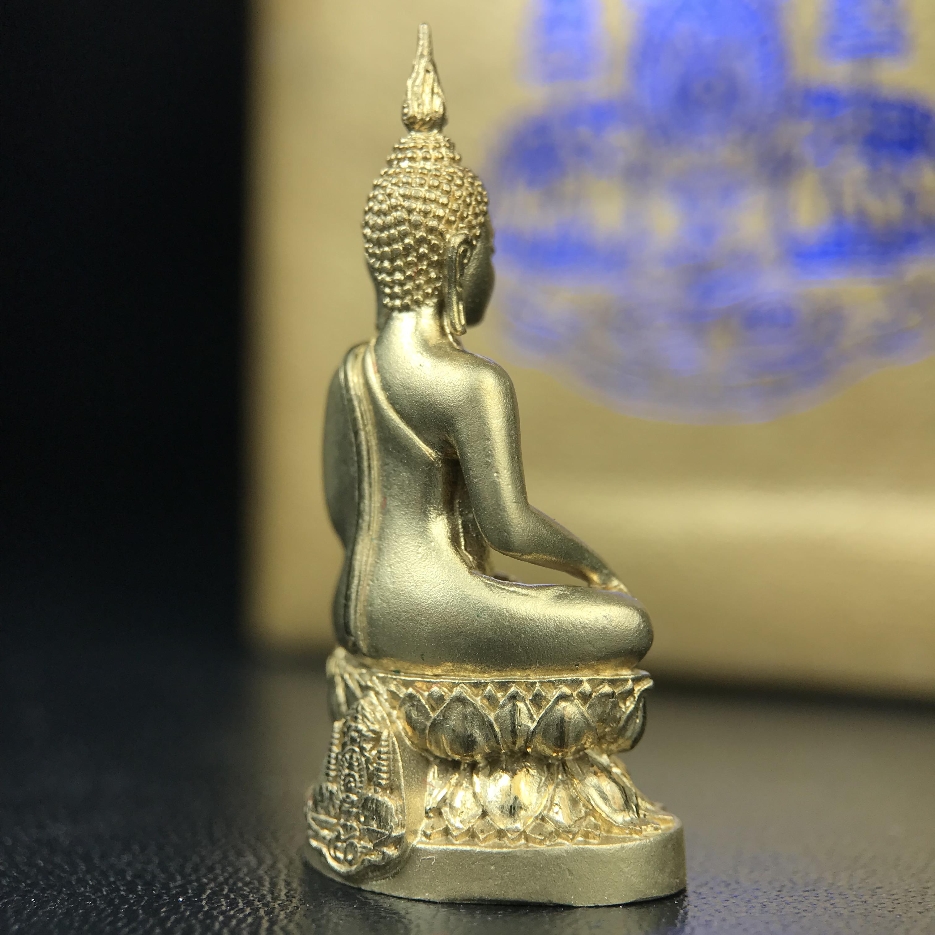 พระกริ่งพระพุทธนวราชบพิตร ตรากาญจนาภิเษกครองสิริราชสมบัติครบ 50 ปี รัชกาลที่ 9 ปี 2540 เนื้อทอง93(หายากพบเจอน้อยมาก) ขนาดสูง 3.2 ซม. พุทธศิลป์สวยงดงามและพิธีใหญ่วัดพระแก้ว(พุทธนวราชบพิตร นิมิตรหมายแห่งความสามัคคี ด้วยไมตรีแห่งองค์พระภูมิพล)