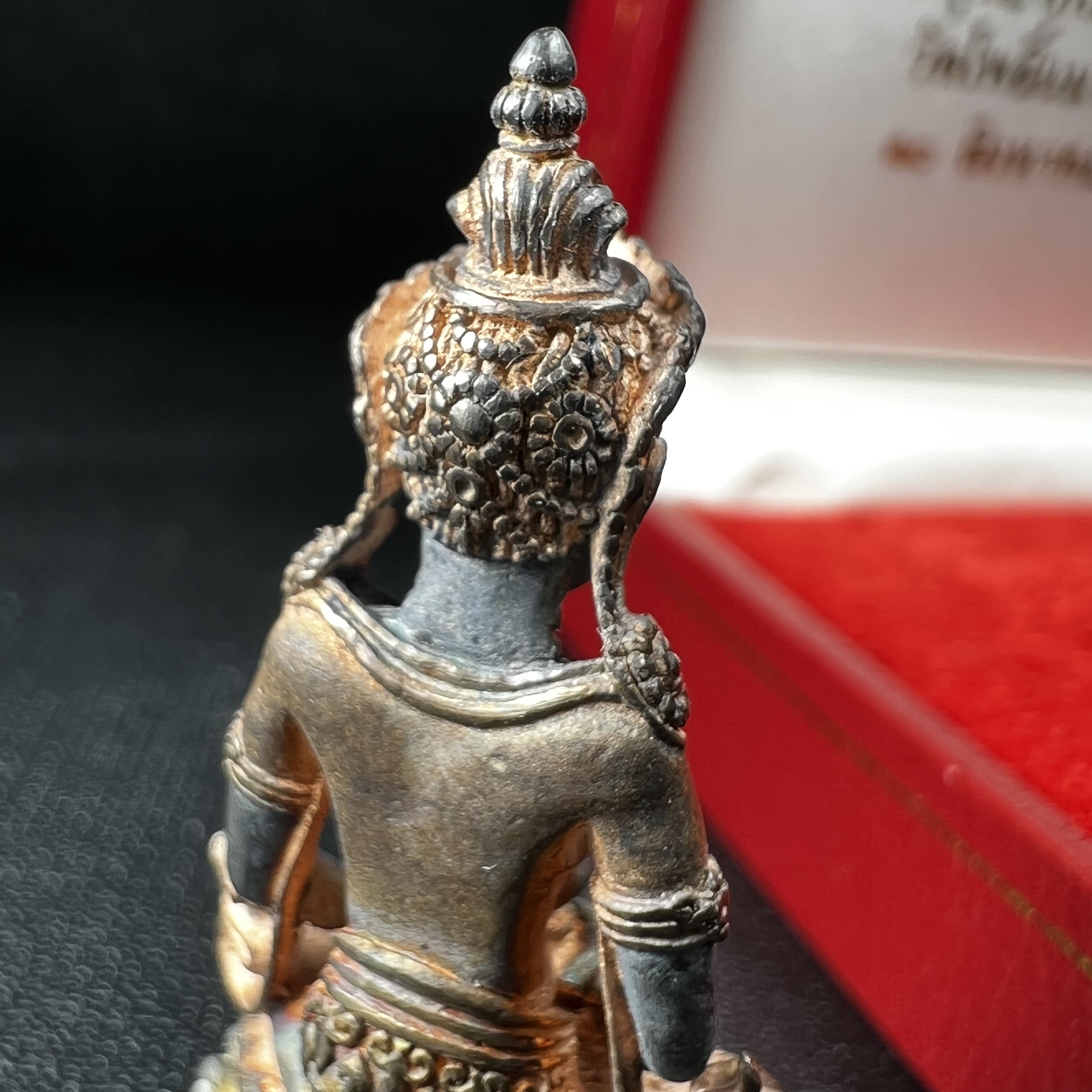 พระกริ่งอวโลกิเตศวร ( เจ้าแม่กวนอิม ) วัดโพธิ์แมนคุณาราม เนื้อเงิน 3 กษัตริย์ พ่นทราย(ผิวเดิม ขึ้นสีรุ้งธรรมชาติ แบบนิยม เสน่ห์ของพระเนื้อเงิน) รุ่นอุดมโภคทรัพย์ พ.ศ.2539(อีกหนึ่งรุ่นยอดนิยม พุทธศิลป์สวยงดงาม)