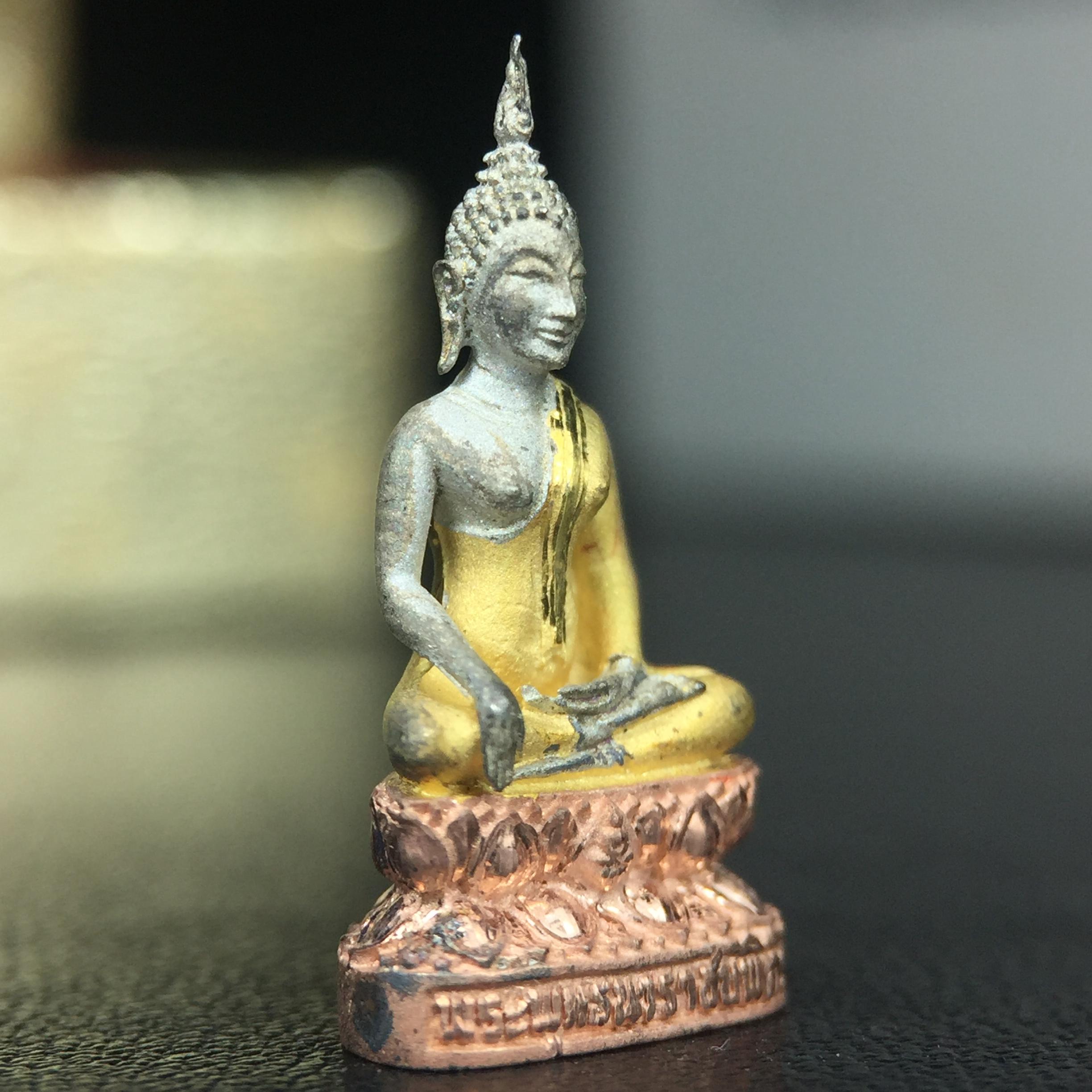 พระชัยวัฒน์พระพุทธนวราชบพิตร ครองสิริราชสมบัติครบ 50 ปี พ.ศ.2540 ขนาดสูง 1.9 ซม. เนื้อเงินสามกษัตริย์(ผิวเดิม) พร้อมกล่องบรรจุเดิมครบสมบูรณ์ 1ใน 9500 องค์(พุทธนวราชบพิตร นิมิตรหมายแห่งความสามัคคี ด้วยไมตรีแห่งองค์พระภูมิพล)