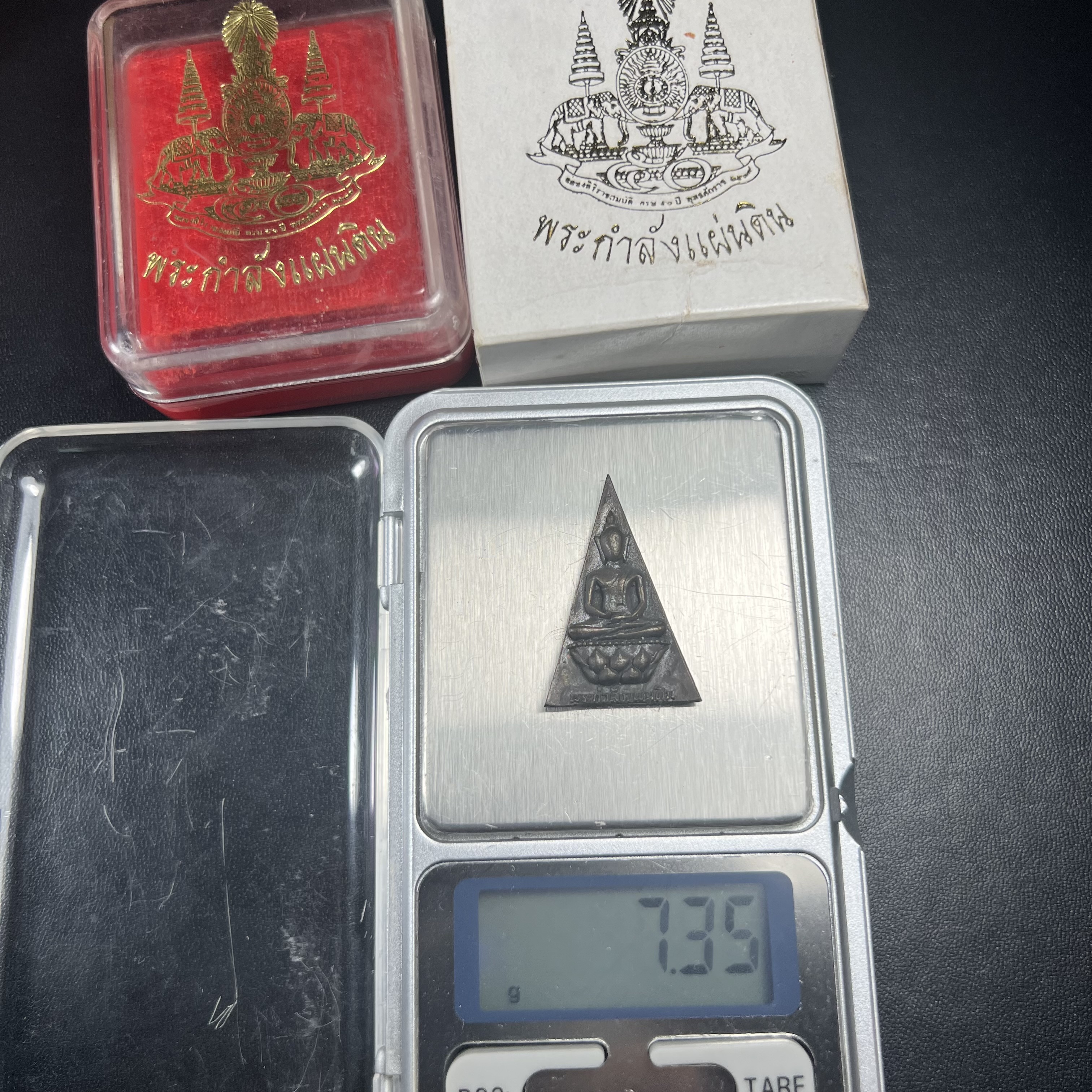 พระกำลังแผ่นดิน (สมเด็จจิตรลดา2) จัดสร้างเฉลิมพระเกียรติ ร.9 ครองราชย์ 50 ปี 2539 เนื้อนวโลหะ+เนื้อนวโลหะ(1ชุดรวม2องค์)(สร้างน้อยหายาก)พร้อมกล่องบรรจุเดิมครบสมบูรณ์(1ใน2539องค์)