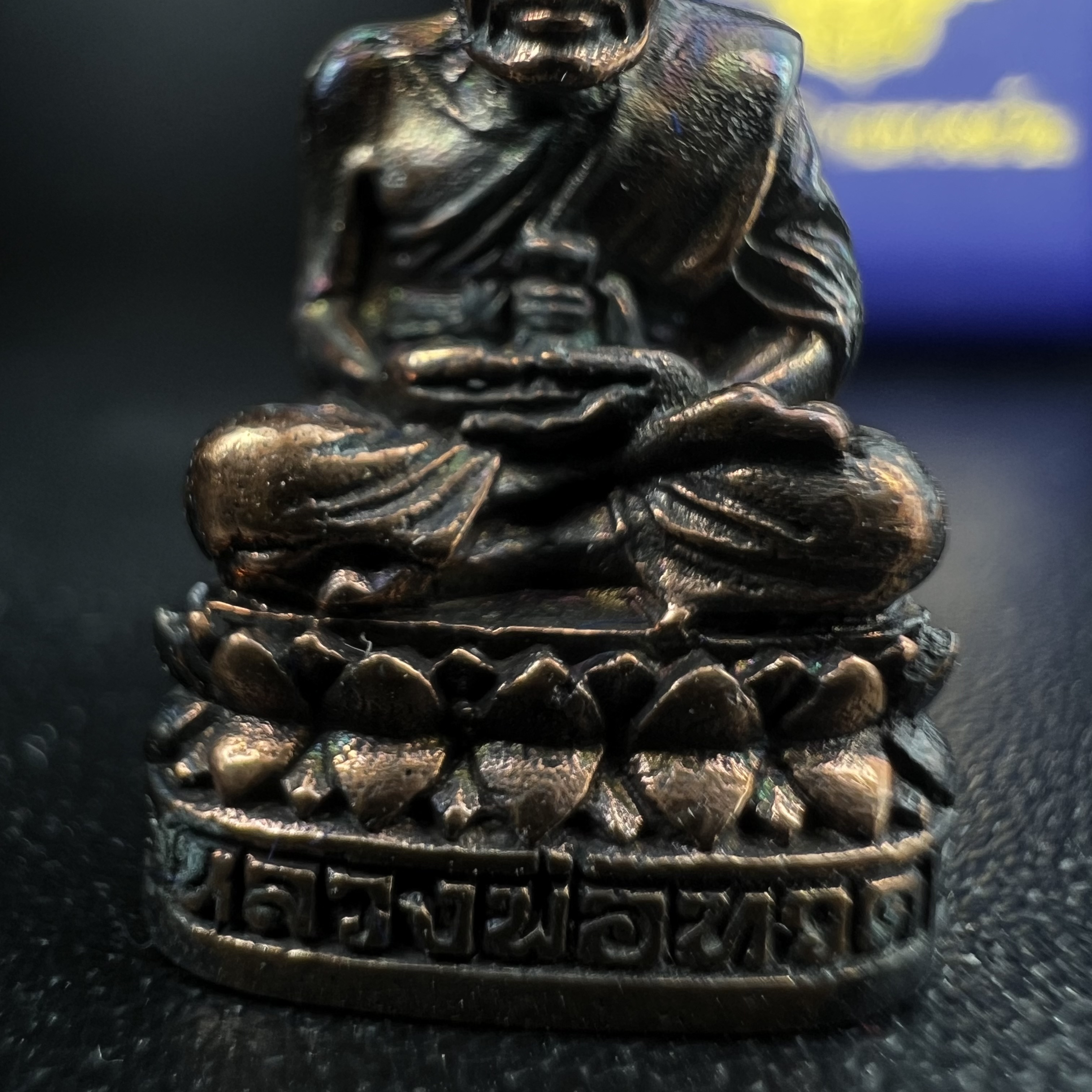 รูปเหมือนหล่อลอยองค์หลวงปู่ทวด รุ่น 111ปี กระทรวงกลาโหม เนื้อนวโลหะรมดำ-ปัดเงา ปี2540 พิธีใหญ่ เข้มขลัง นิยม พร้อมกล่องบรรจุเดิม(คัดสภาพสวยผิวเทพๆผิวรุ้งๆ)ทั้งพิธีทั้งพุทธศิลป์ทรงคุณค่าอีกหนึ่งรุ่นยอดนิยม