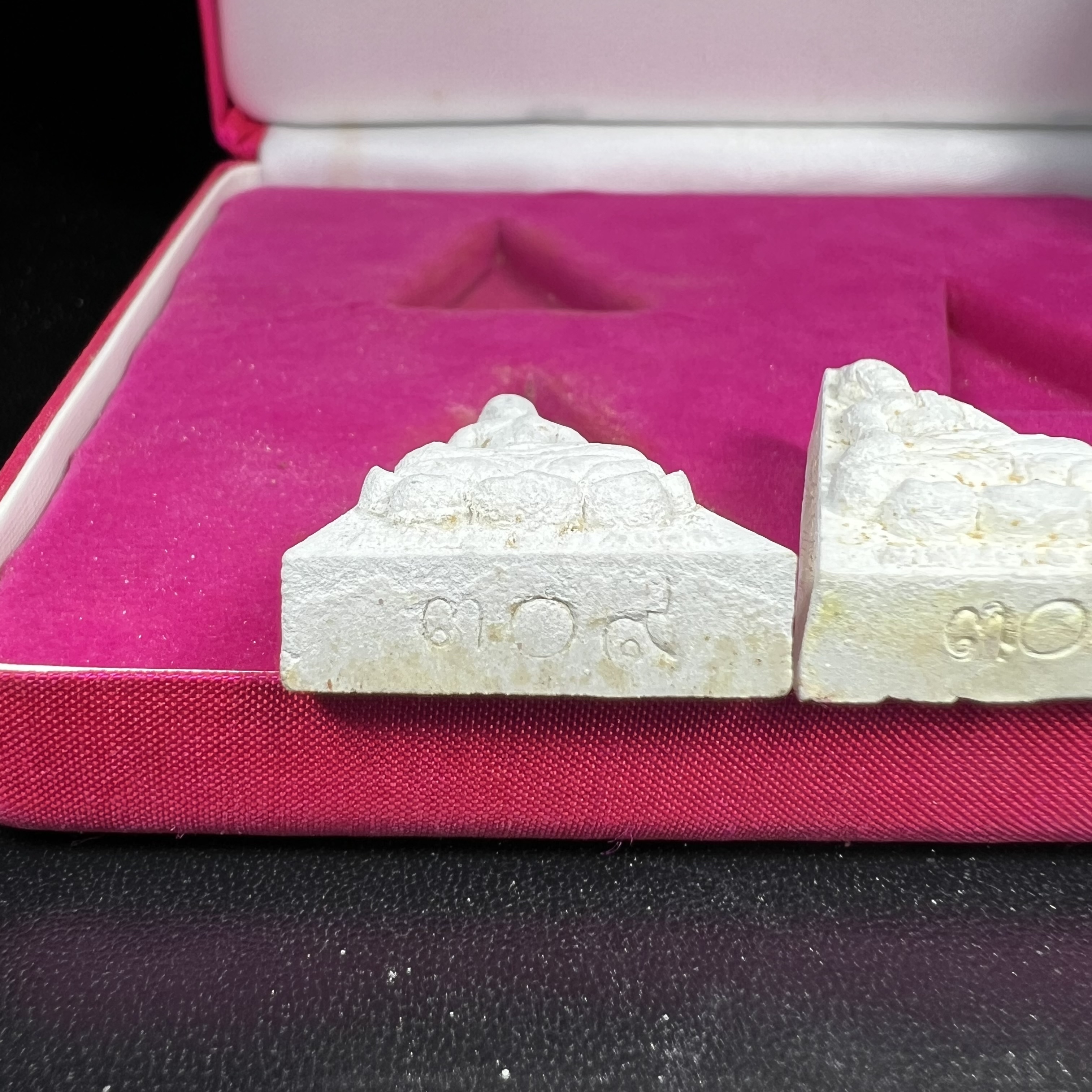 พระสมเด็จนางพญา 9 แผ่นดิน ชุด เบญจรัตนคุณ วัดอรุณราชวราราม จัดสร้างเนื่องในพระราชพิธีมหามงคลรัชกาลที่ 9 เฉลิมพระชนมพรรษา 6 รอบ 5 ธันวาคม 2542 ชุด เบญจรัตนคุณ ชุดหมายเลข ๓๐๙ (ชุดพิเศษพิมพ์กรรมการ 1 ใน 1000 ชุด)หายาก