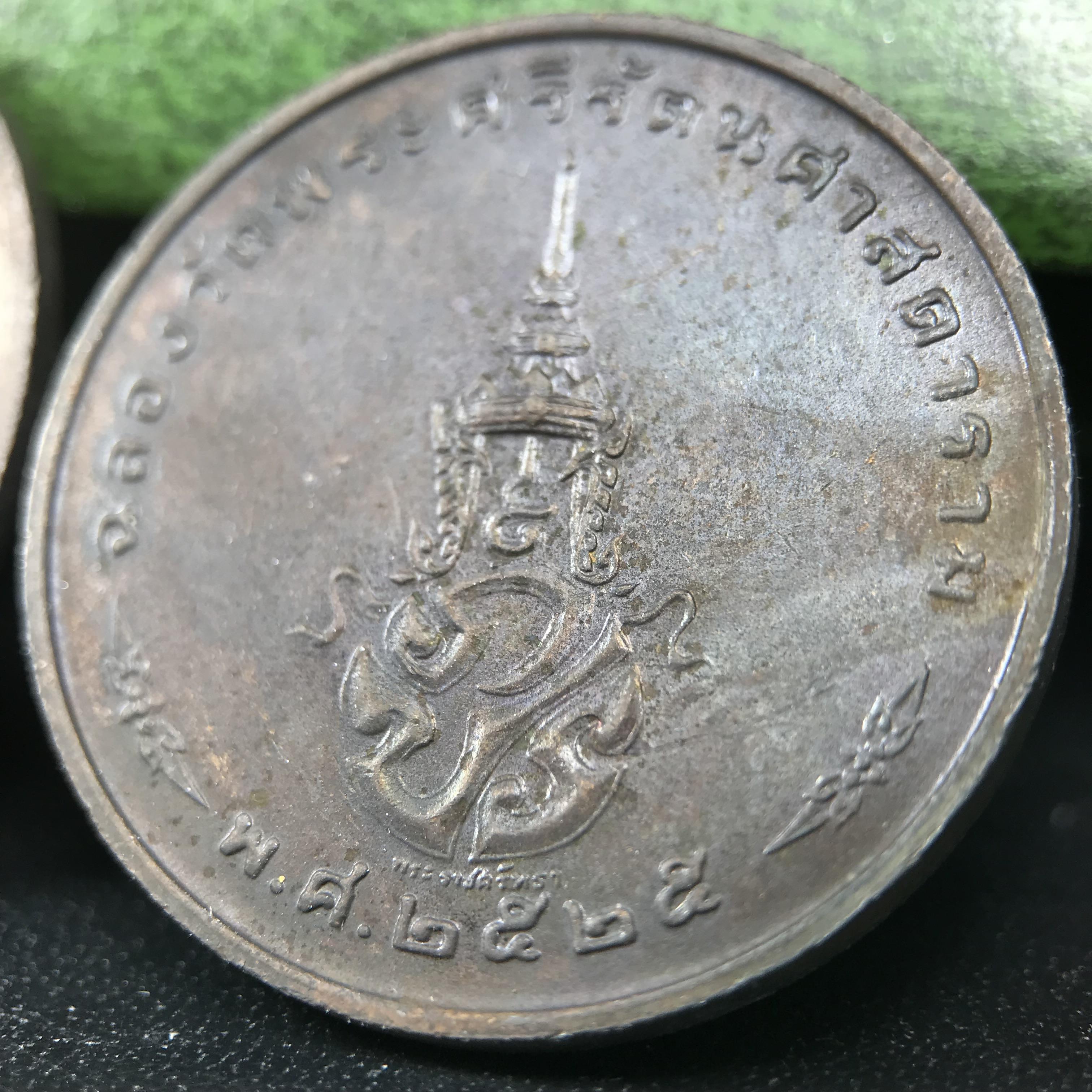 เหรียญพระแก้วมรกตหลัง ภปร. ฉลองกรุงรัตนโกสินทร์ครบ 200 ปี พ.ศ.2525 เนื้อทองแดงกล่องบรรจุเดิมครบ3พิมพ์(บล็อกพระราชศรัธา)(ในหลวงรัชกาลที่9 เสด็จในพิธี)พระคู่บ้านคู่เมือง...พระดี...พิธีใหญ่