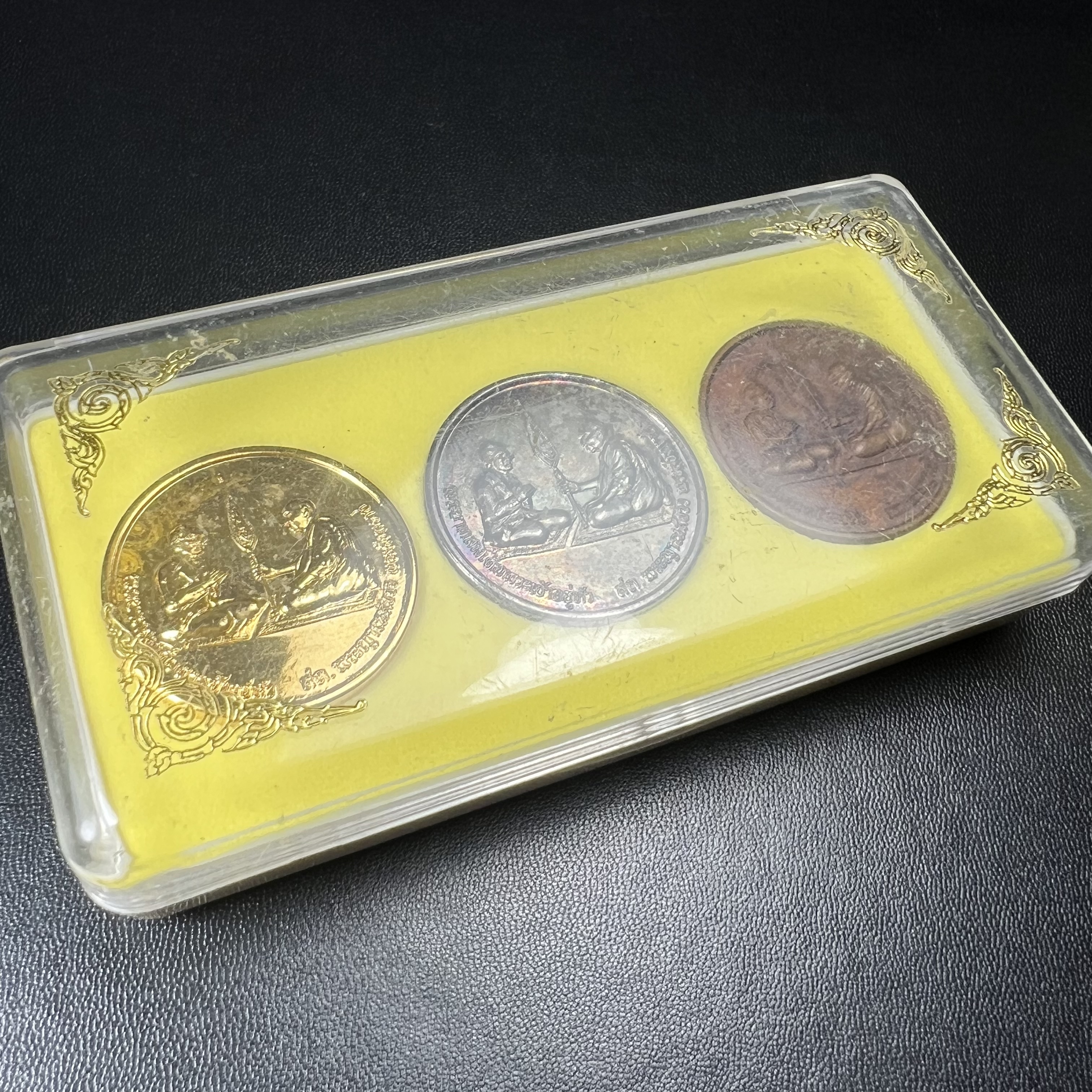 เหรียญสนทนาธรรม ในหลวงรัชกาลที่ 9 สมเด็จพระญาณสังวร หลังพระสยามเทวาธิราช ปี 2543 วัดบวรนิเวศวิหาร ชุดกรรมการ(เนื้อกะไหล่ทอง+กะไหล่เงิน+ทองแดงรมน้ำตาล)พร้อมกล่องบรรจุเดิม(ชุดหายาก สภาพผิวกะไหล่เดิมจากผู้จัดสร้าง ผิวขึ้นรุ้งธรรมชาติสวยจัด แชมป์ๆ)1 ใน 343ชุด