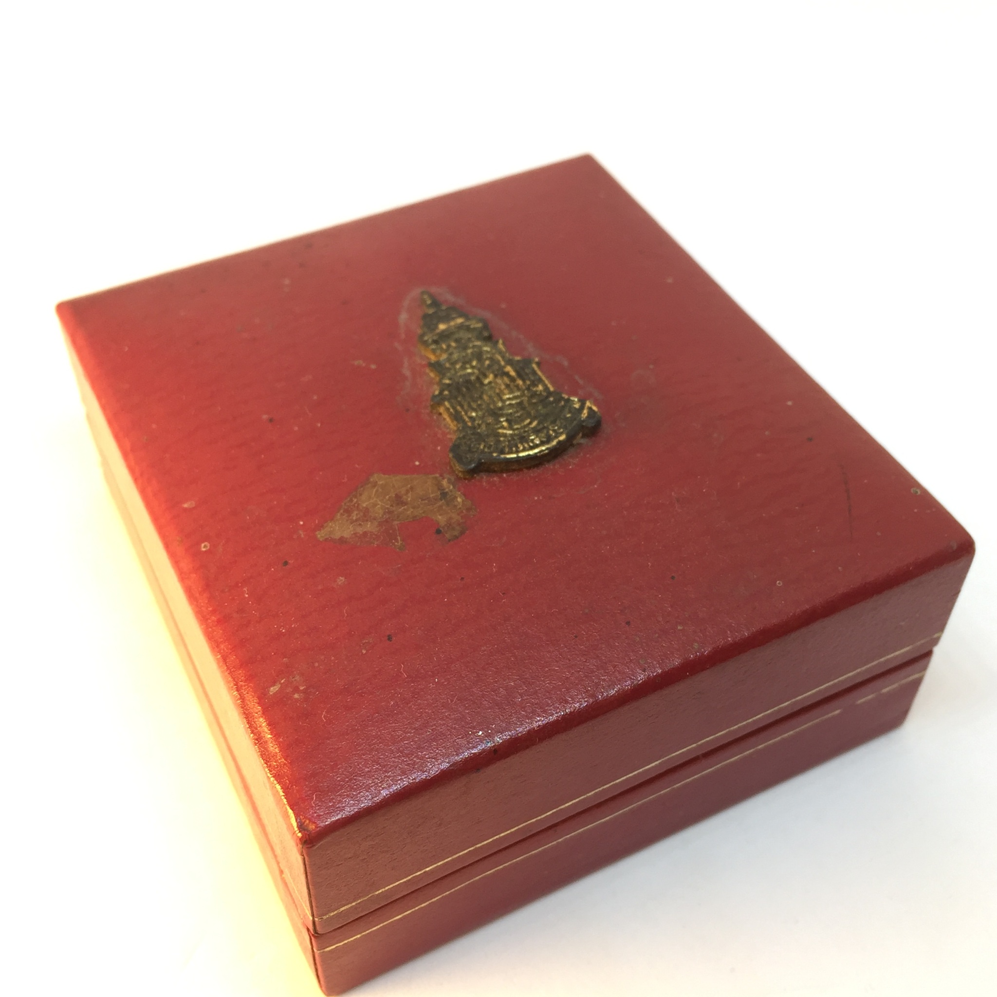 เหรียญในหลวงรัชกาลที่9 เนื้อผงกระเบื้องหลังคาโบสถ์วัดพระแก้ว ปี2539