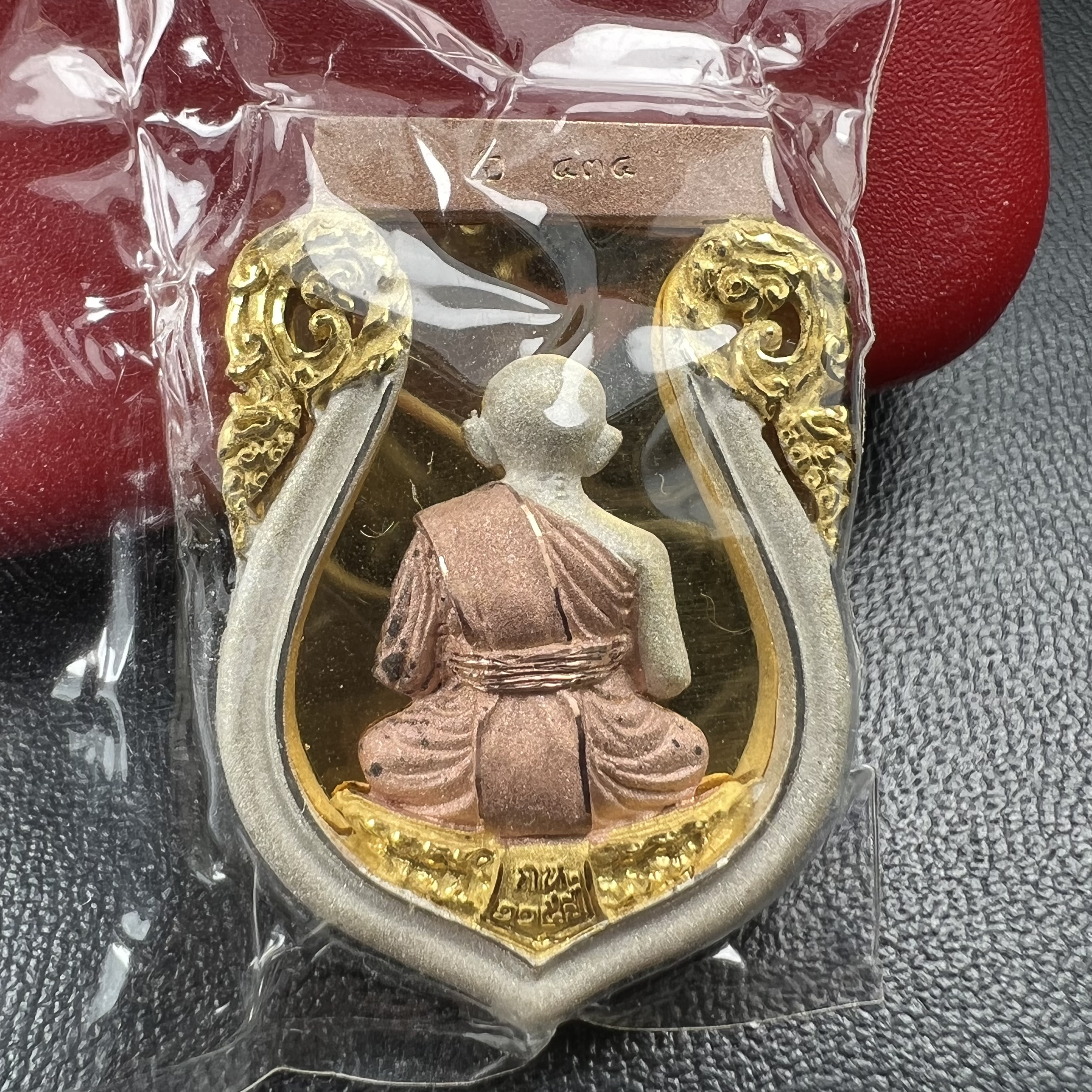 หลวงพ่อทวดเหยียบน้ำทะเลจืด รุ่นครบรอบกระทรวงกลาโหม 115 ปี พิธีปลุกเสก ณ มหาเจดีย์วัดพะโค๊ะ และบนเรือรบหลวงกองเรือยุทธการภาคที่ 2 กลางทะเล จังหวัดสงขลา ปี2545 เหรียญทรงเสมาเนื้อเงินสามกษัตริย์(ฉากพื้นหลังผิวกระจก) ตอกโค๊ตและหมายเลข ซีนซองเดิมกล่องบรรจุเดิม