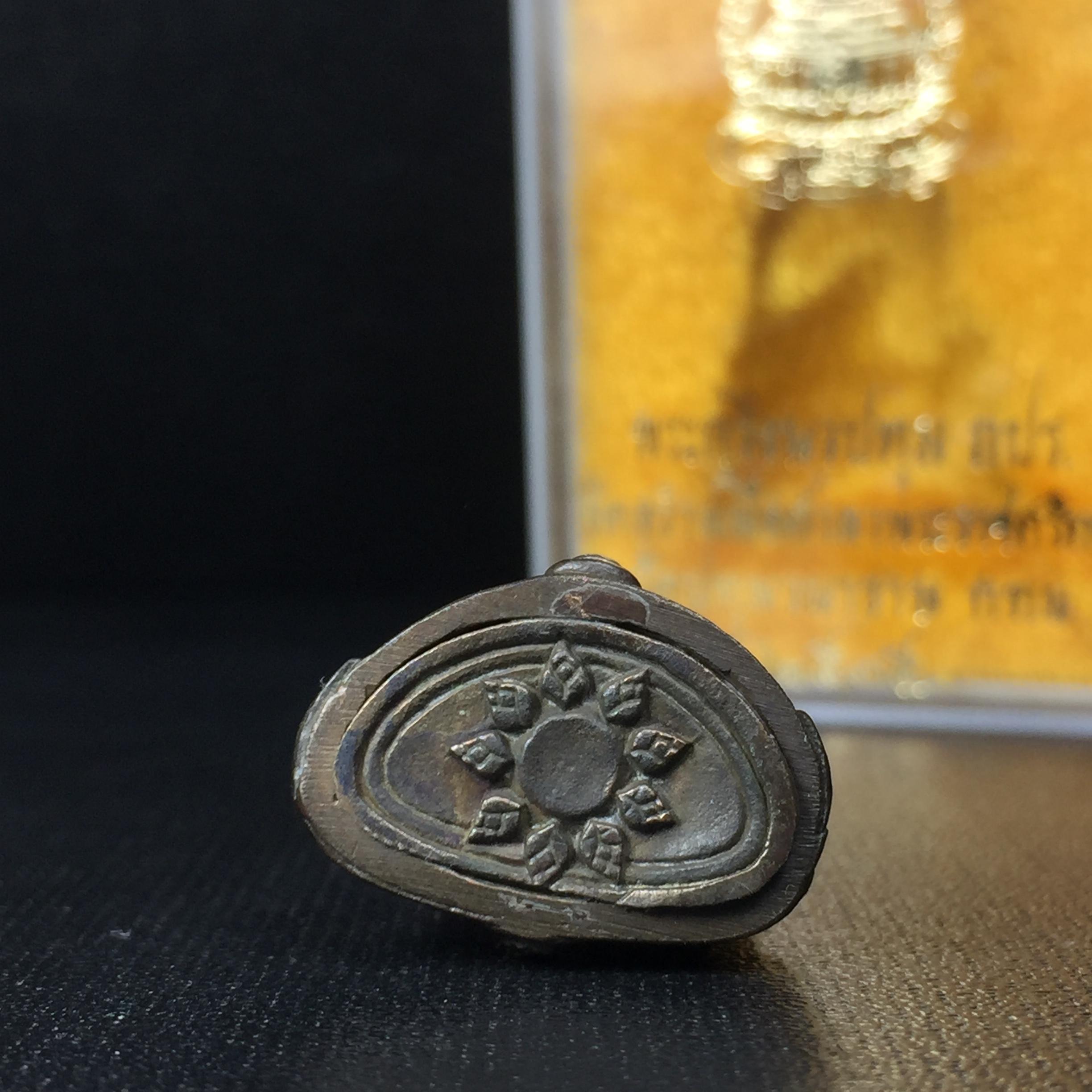 พระกริ่งนวปทุม ภปร. วัดปทุมวนาราม เนื้อนวโลหะ ปี2535(ในหลวงรัชกาลที่9เสด็จเททอง)หายาก 1ใน3000องค์