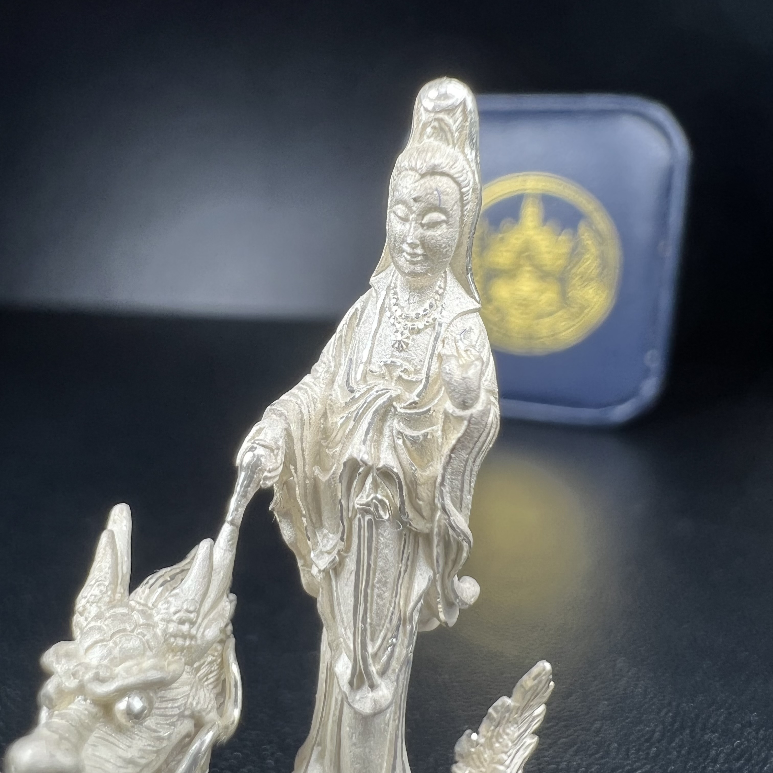 รูปหล่อลอยองค์พระโพธิสัตว์กวนอิม ทรงประทับมังกร จ.ระนอง เนื้อเงิน พิมพ์ใหญ่(สภาพผิว สวยงดงาม ทรงคุณค่า) เฉลิมฉลองในวโรกาสที่พระบาทสมเด็จพระเจ้าอยู่หัวทรงครองสิริราชสมบัติครบ 50 ปี จ.ระนอง พ.ศ.2539