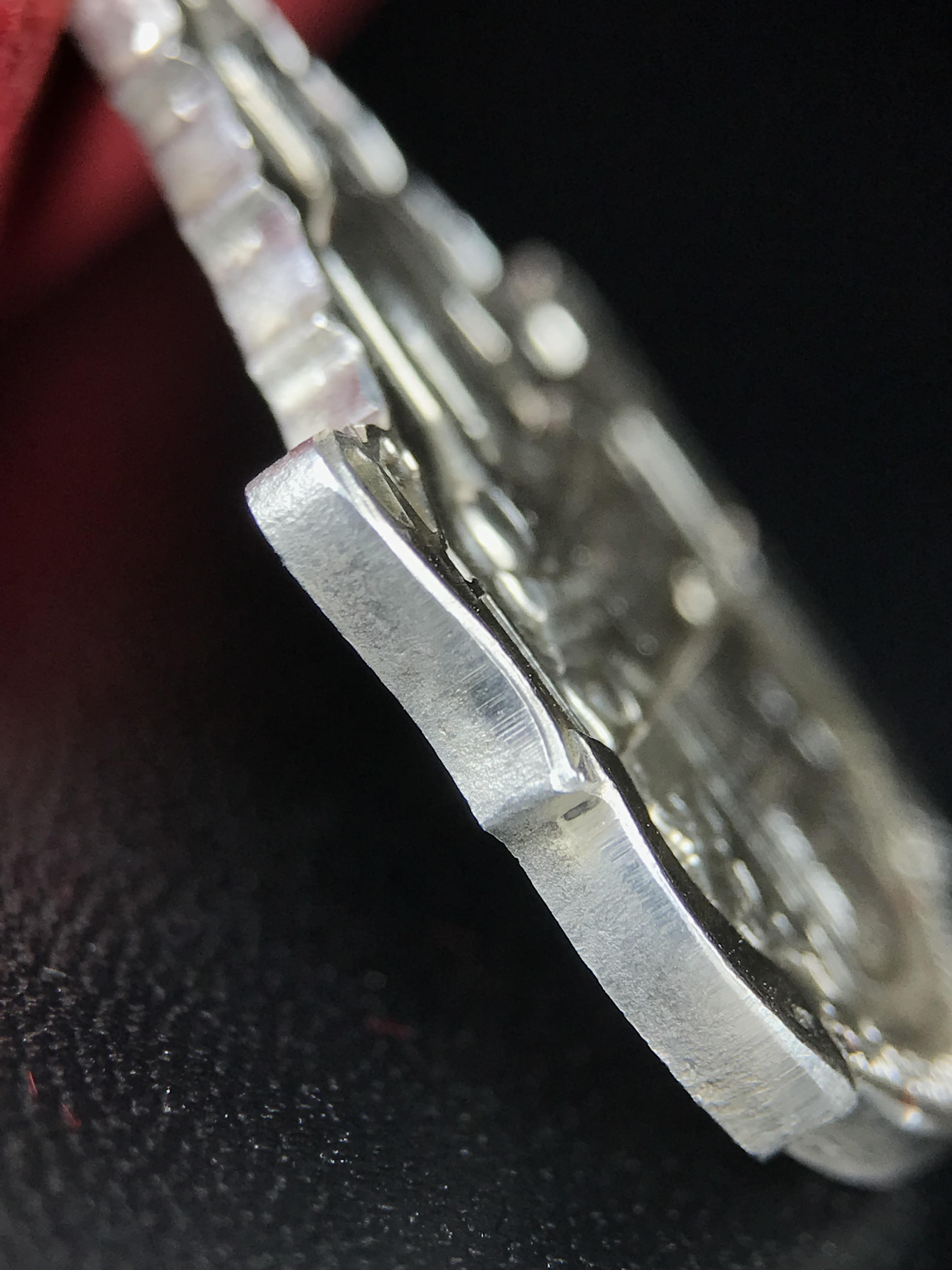 เหรียญพระพุทธญาณนเรศวร์ รุ่นแรก หลังพระปรมาภิไธย ภปร.และ สก.วัดญาณสังวราราม จ.ชลบุรี ปี 2527 เนื้อเงิน(ผิวขาว สวย ใส)ขนาด 2.3 x 3.8 ซม. พร้อมกล่องกำมะหยี่เดิมครบสมบูรณ์ สมเด็จพระญาณสังวร ประธานในพิธีมหาพุทธาภิเษก(เนื้อเงินพบเจอน้อย หายาก)