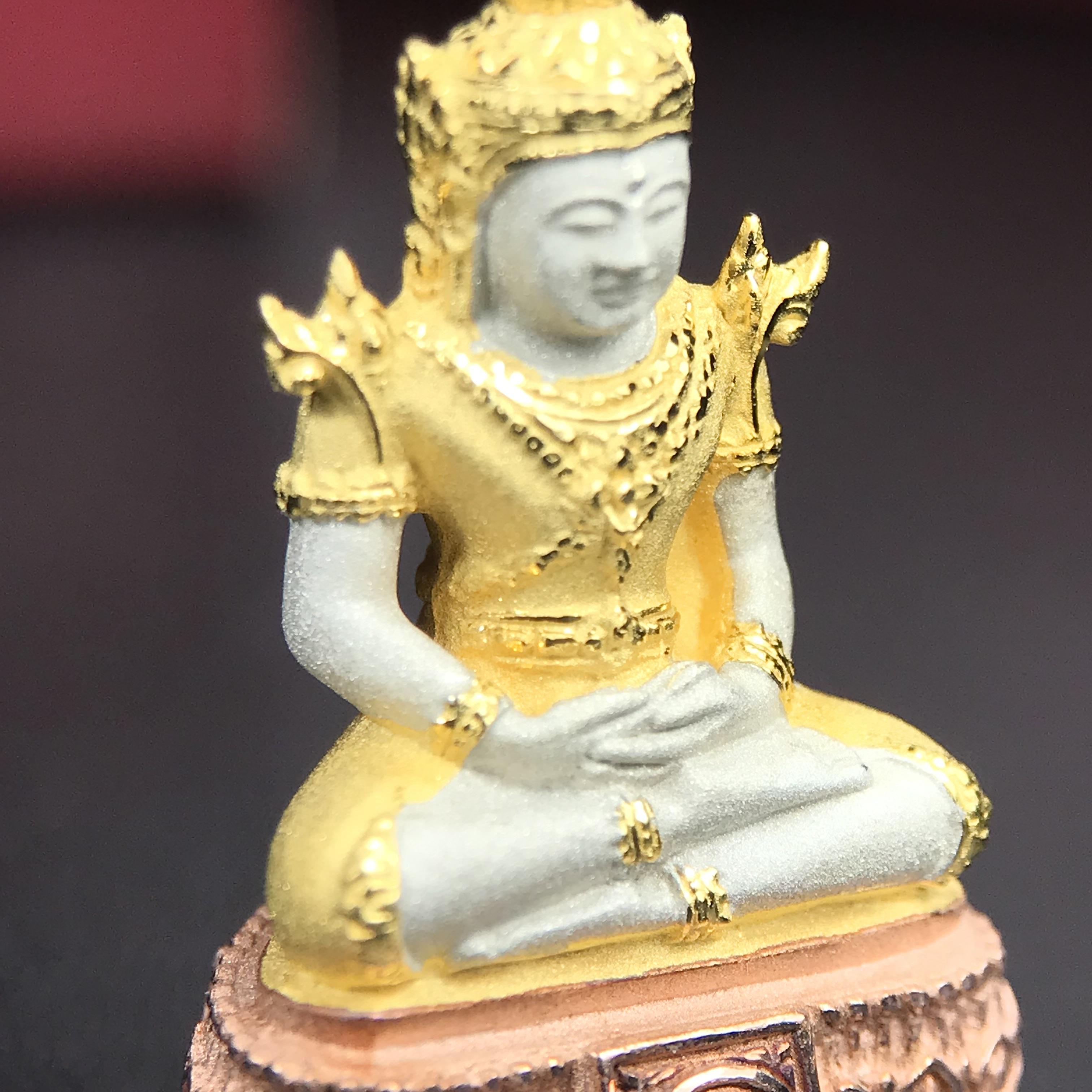 พระแก้วมรกต ภปร.(รุ่นแรก) ปี2545 จัดสร้างในมหาวโรกาส พระบาทสมเด็จพระเจ้าอยู่หัวรัชกาลที่ 9 ครบรอบ 75 พรรษา และฉลองกรุงรัตนโกสินทร์ครบ 220 ปี พิมพ์ลอยองค์ใหญ่ เนื้อเงินบริสุทธิ์ 92.5%(สามกษัตริย์) ขนาด 19*35 มม. พร้อมกล่อง สวยครบสมบูรณ์(องค์หมายเลข ๓๓๘๗)