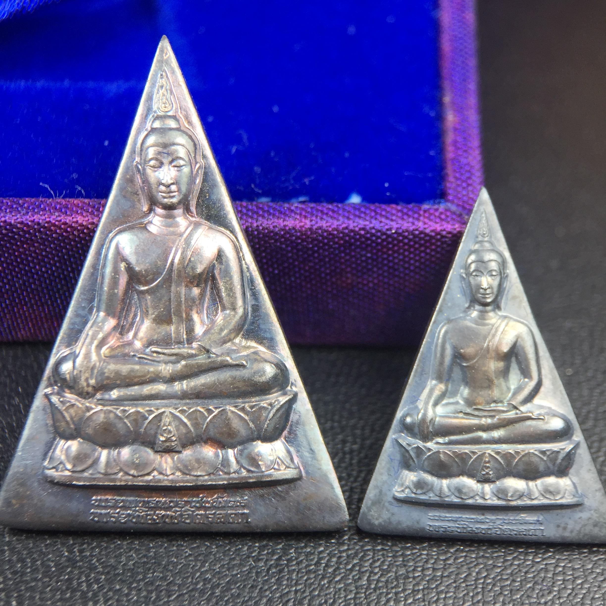 พระพุทธนวราชบพิตร พระพิมพ์จิตรลดา โครงการหลวง ปี2539 (พิมพ์ใหญ่+พิมพ์เล็ก) เนื้อเงินผิวเดิมขึ้นสีรุ่ง สวย แบบนิยมพร้อมกล่องบรรจุเดิม พิธีใหญ่ ปลุกเสกวัดพระแก้ว(1ชุด 2 องค์)