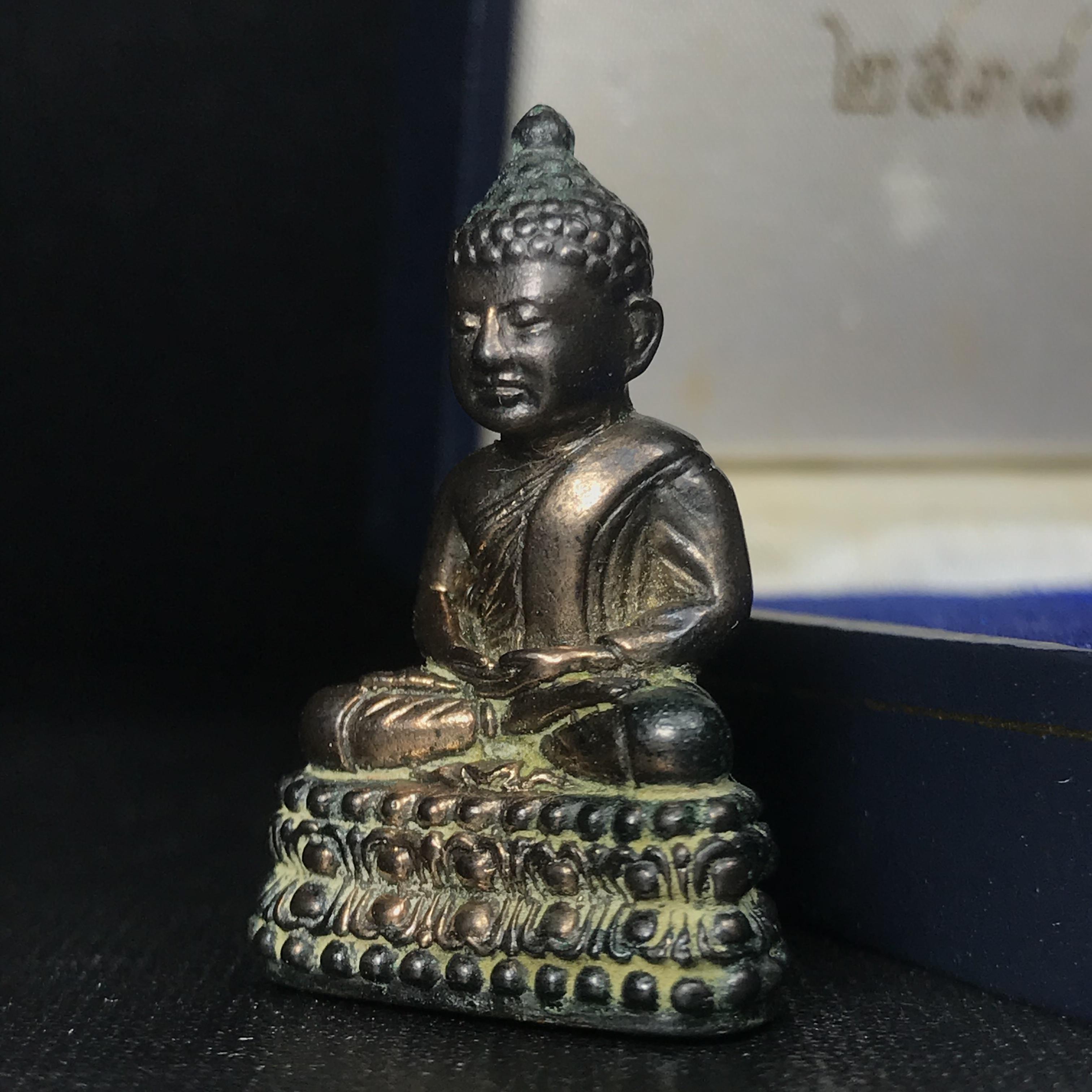 พระนิรันตราย ปี2538 วัดบวรนิเวศ เนื้อนวโลหะเต็มสูตร(ผสมทองคำ)(อุดผงจิตรดาและเส้นเกษา)(นิยมหายาก)