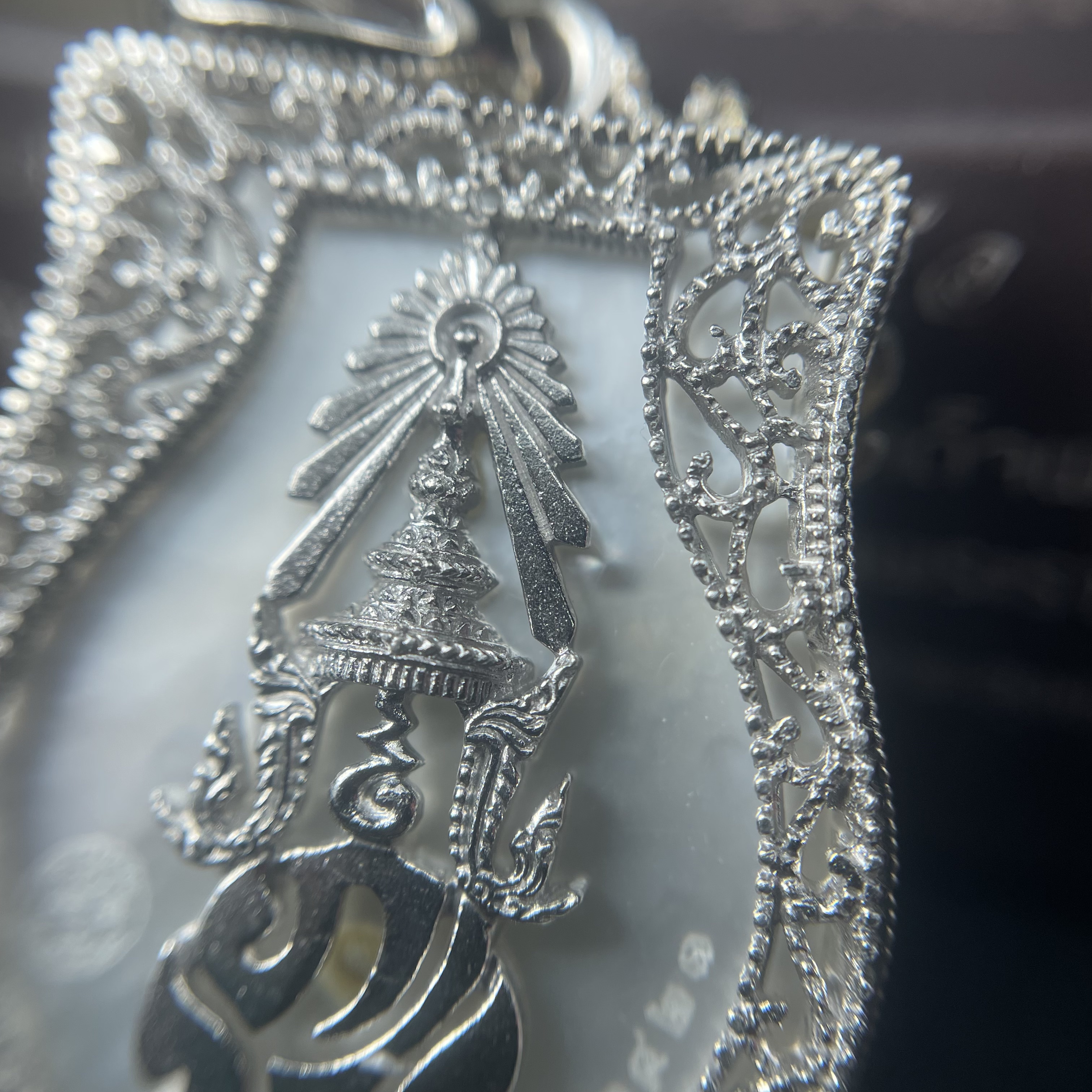 พระพุทธชินราช ภปร. โครงการ "เพราะแผ่นดินนี้ คือ แผ่นดินเกิด" ปี2548(รุ่นแรก) เหรียญทรงเสมา ขนาด 21 x 29 มม.เนื้อเงินสามกษัตริย์ องค์พระชุบสามกษัตริย์ ล้อมด้วยกรอบเงินชุบทองคำขาวสลักเสลาเป็นลวดลายละเอียดอ่อน ส่วนพื้นองค์พระเป็นเปลือกหอยมุขงดงาม