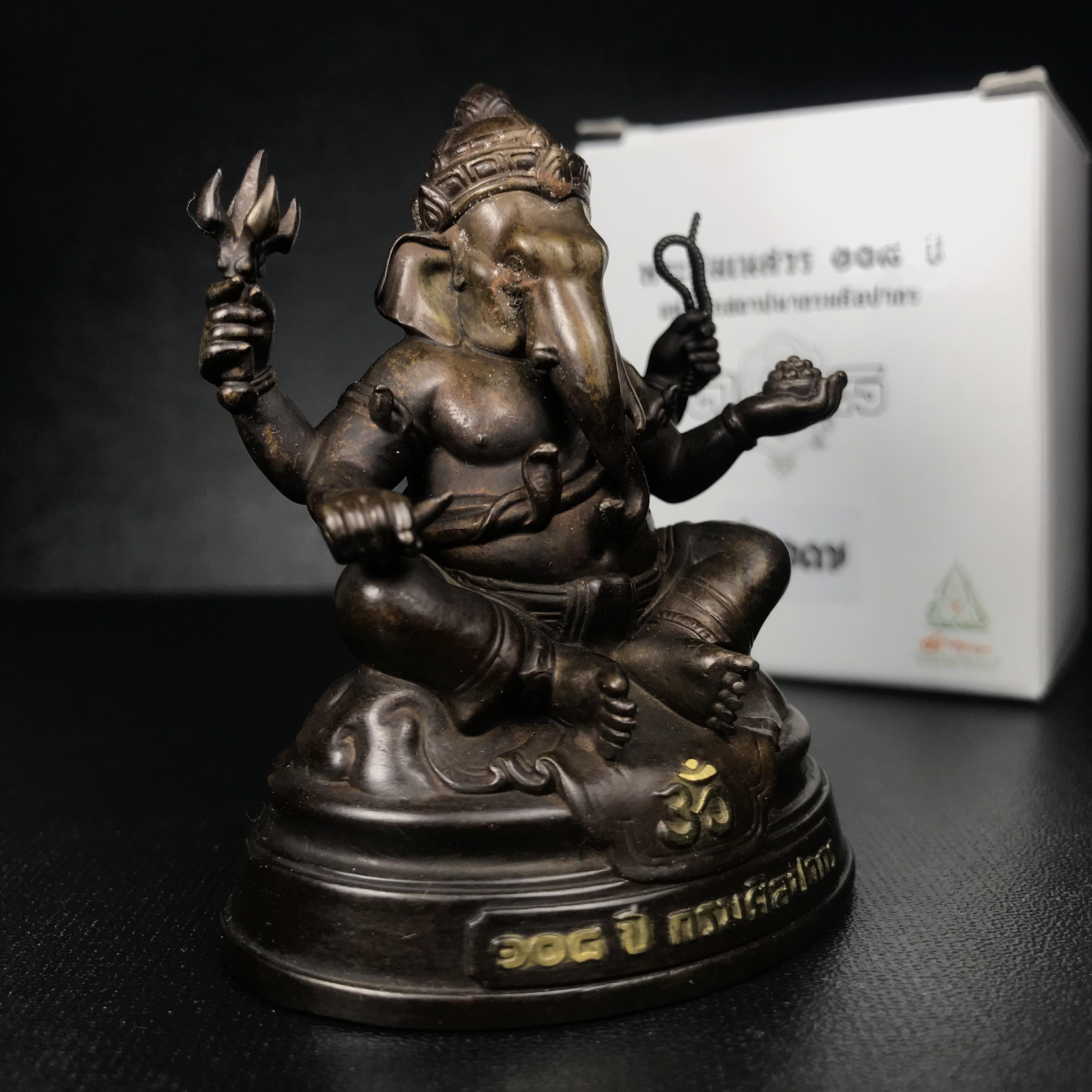 พระพิฆเนศวร รุ่น 108 แห่งการสถาปนากรมศิลปากร ปี 2562 ขนาดบูชาหน้าตัก 1.5 นิ้ว เนื้อทองเหลืองรมดำ (พิธีใหญ่ มวลสารดี)(เลขนัมเบอร์ 207 (ผลรวมได้เก้าเป็นมงคล))1 ใน 1999 องค์