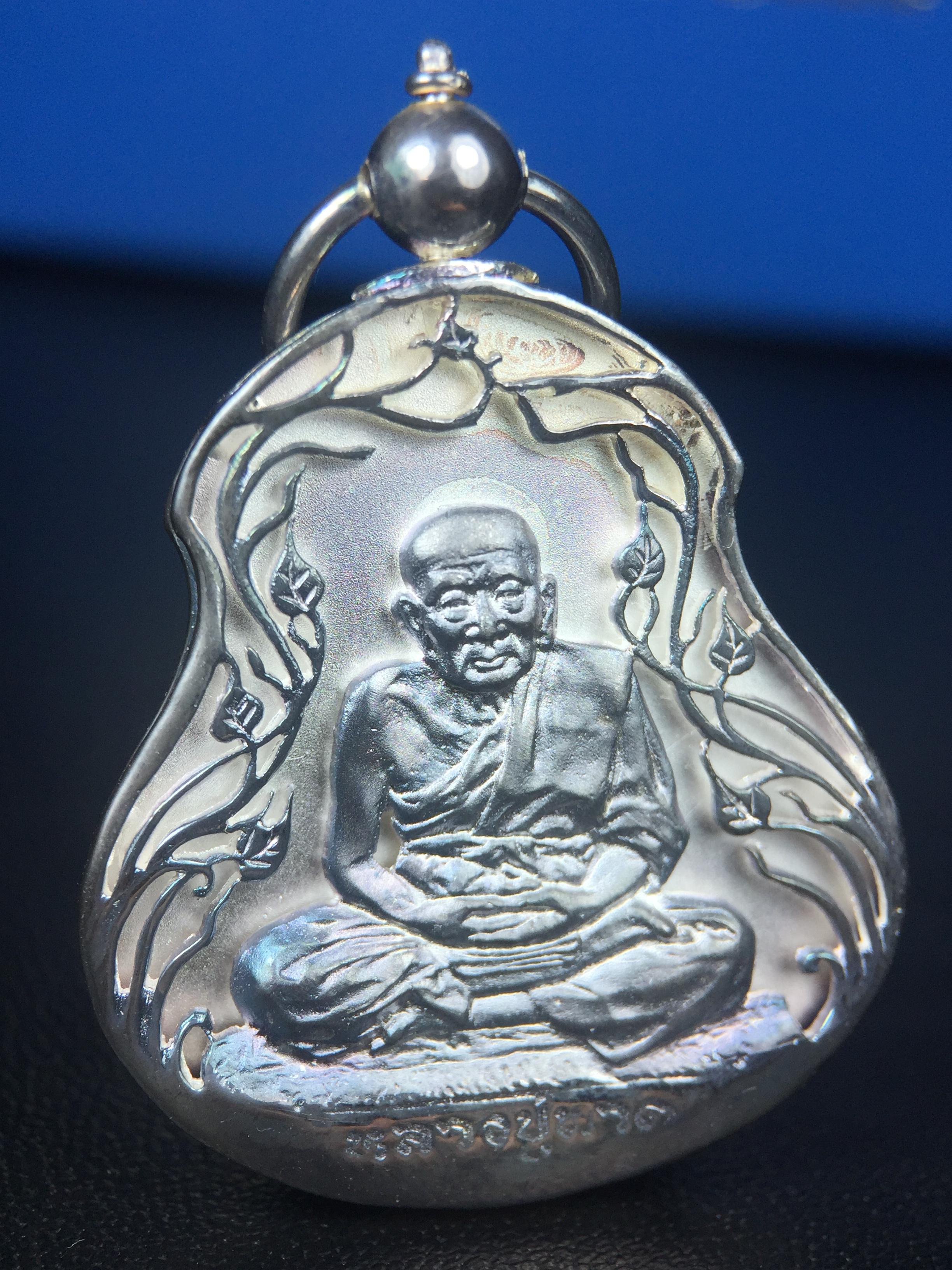 เหรียญหลวงปู่ทวด พระนามาภิไธย สก. แบบงานฉลุโบราณ(HAND MADE) ปี 2544 เนื้อเงิน(ผิวเดิมขึ้นสีรุ้งธรรมชาติสวยมาก) พิธีปลุกเสก ณ อุโบสถวัดช้างให้ และ พิธีมังคลาภิเษก ณ พระอุโบสถ วัดพระศรีรัตนศาสดาราม(วัดพระแก้ว) (1 ใน 2000 เหรียญ)พบเจอน้อยหายากมาก