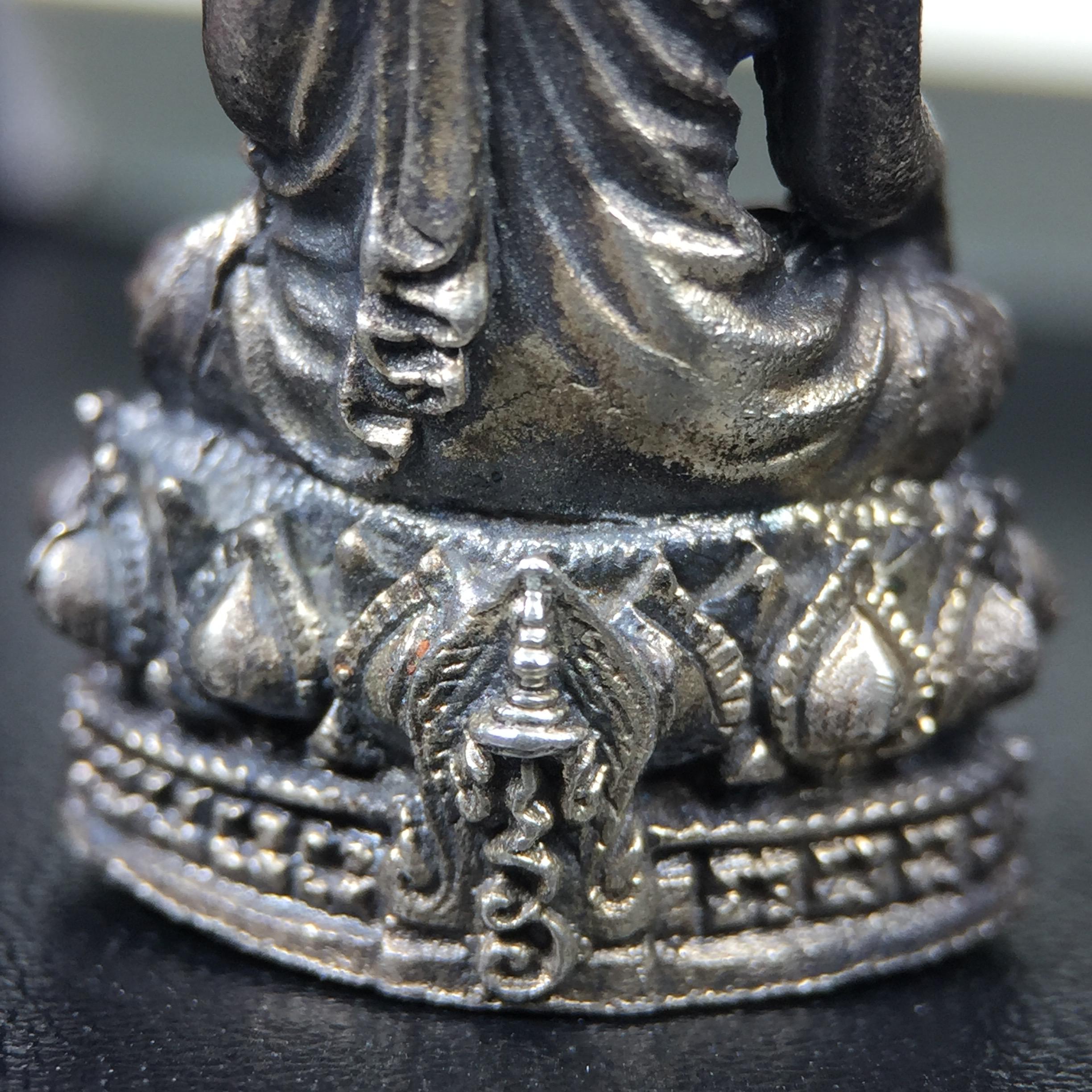 พระกริ่งพรหมรังสี อนุสรณ์ 190 ปี สมเด็จพระพุฒาจารย์ โต วัดอินทรวิหาร ปี2521 เนื้อเงิน(ผิวเดิมเข้มขลัง)พิธีมหาพุทธาภิเษกครั้งยิ่งใหญ่ พิธีสรรพสิทธิชัยไพรีพินาศมหามังคลาภิเษก หมายถึงฤกษ์การปลุกเสกที่เน้นด้านโชคลาภ มีชัยชนะต่อศัตรูการค้า การงาน(รุ่นนี้แนะนำ)