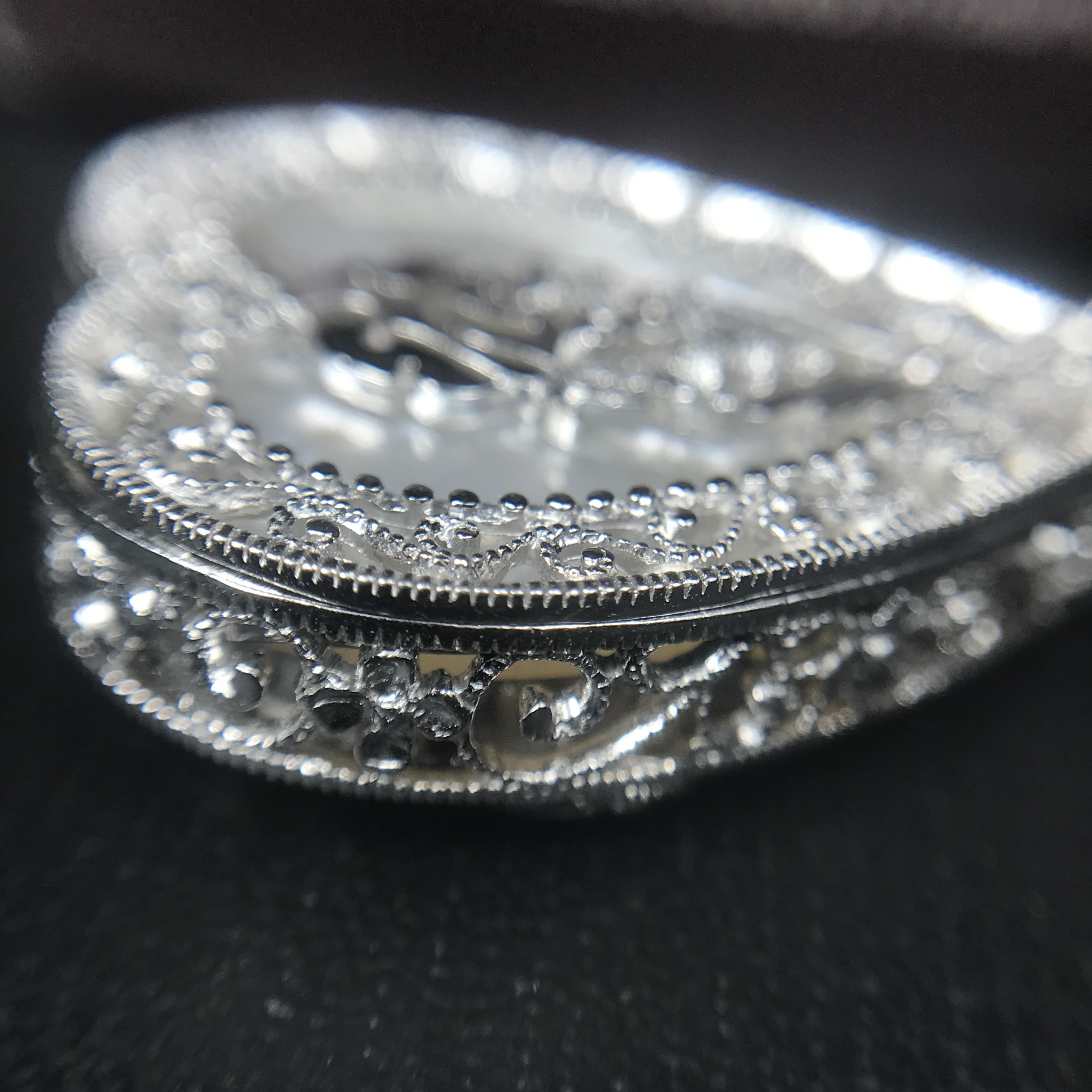 พระพุทธชินราช ภปร. โครงการ "เพราะแผ่นดินนี้ คือ แผ่นดินเกิด" ปี2548(รุ่นแรก) เหรียญทรงใบโพธิ์ ขนาด 21 x 29 มม. เนื้อเงินสามกษัตริย์ องค์พระชุบสามกษัตริย์ ล้อมด้วยกรอบเงินชุบทองคำขาวสลักเสลาเป็นลวดลายละเอียดอ่อน ส่วนพื้นองค์พระเป็นเปลือกหอยมุข