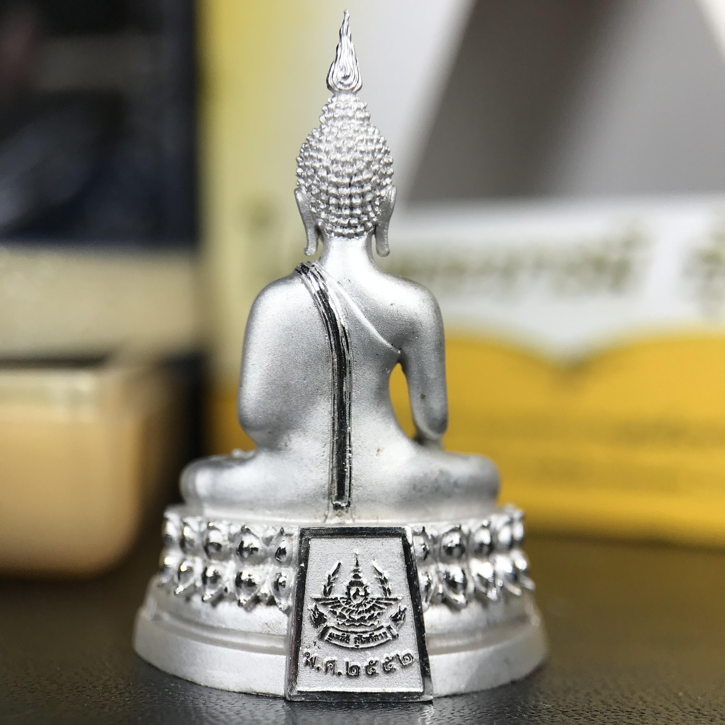 พระพุทธรูปคุ้มเกล้า ภปร.(ใต้ร่มพระบารมี คุ้มเกล้า) 60ปี โรงพยาบาลภูมิพลฯ พ.ศ.2552 เนื้อเงิน ชุบทองคำขาว(พิมพ์ใหญ่ขนาด 35.5*24 มม.)สภาพสวยเดิมพร้อมกล่องบรรจุเดิม ตอกโค๊ดหมายเลข ๘๒๒ หายาก(1ใน5000 องค์)