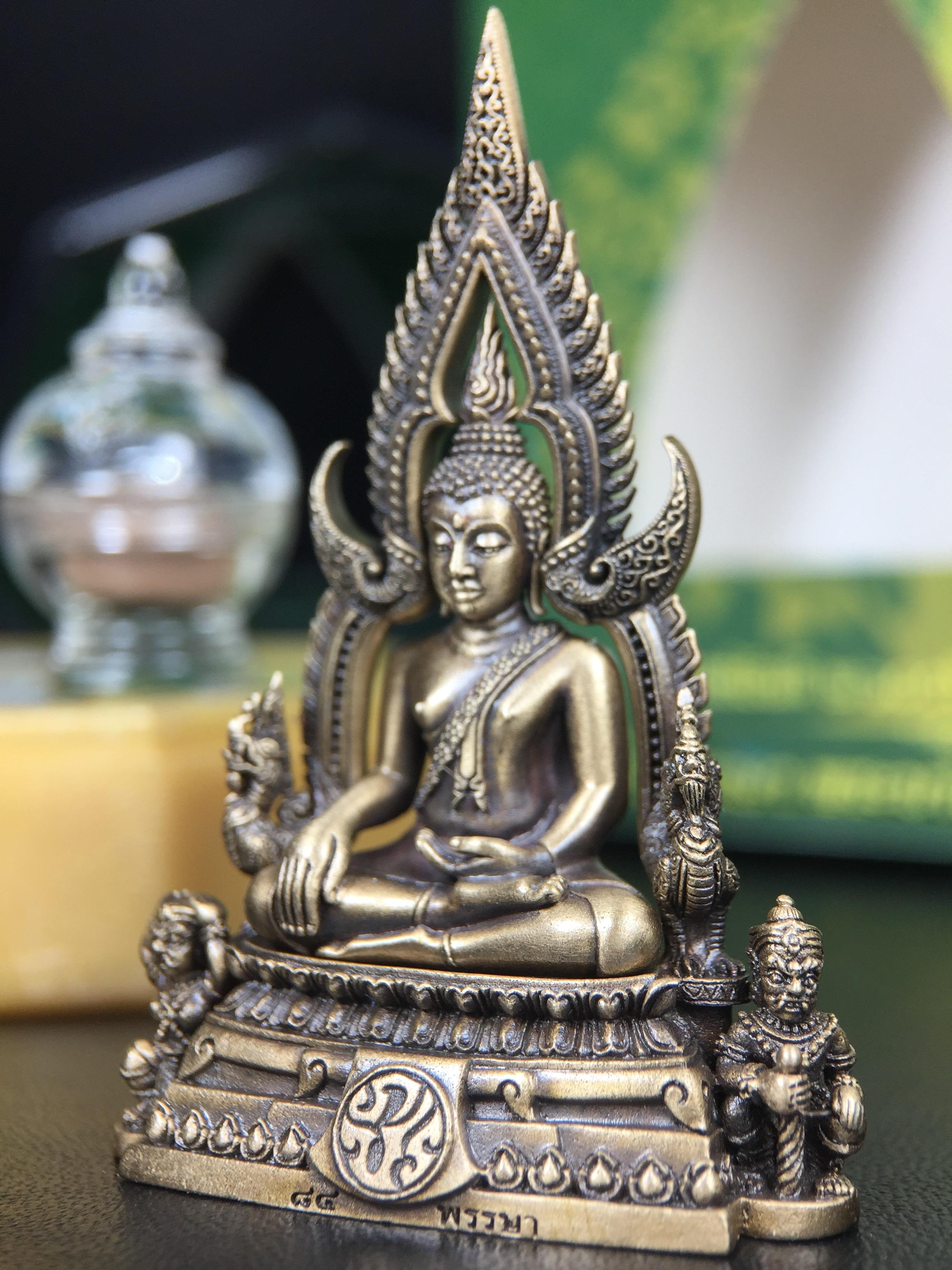 พระพุทธชินราช(จำลอง) ภปร. 84 พรรษา เนื้อบรอนซ์รมดำซาติน พิมพ์ใหญ่ขนาดหน้าตัก 3/4 นิ้ว (พระราชทานมวลสาร จิตรลดาและเส้นพระเจ้า(เส้นผม)รัชกาลที่9)พุทธศิลป์ทรงคุณค่าอีกหนึ่งรุ่นยอดนิยม(1ใน5000องค์)