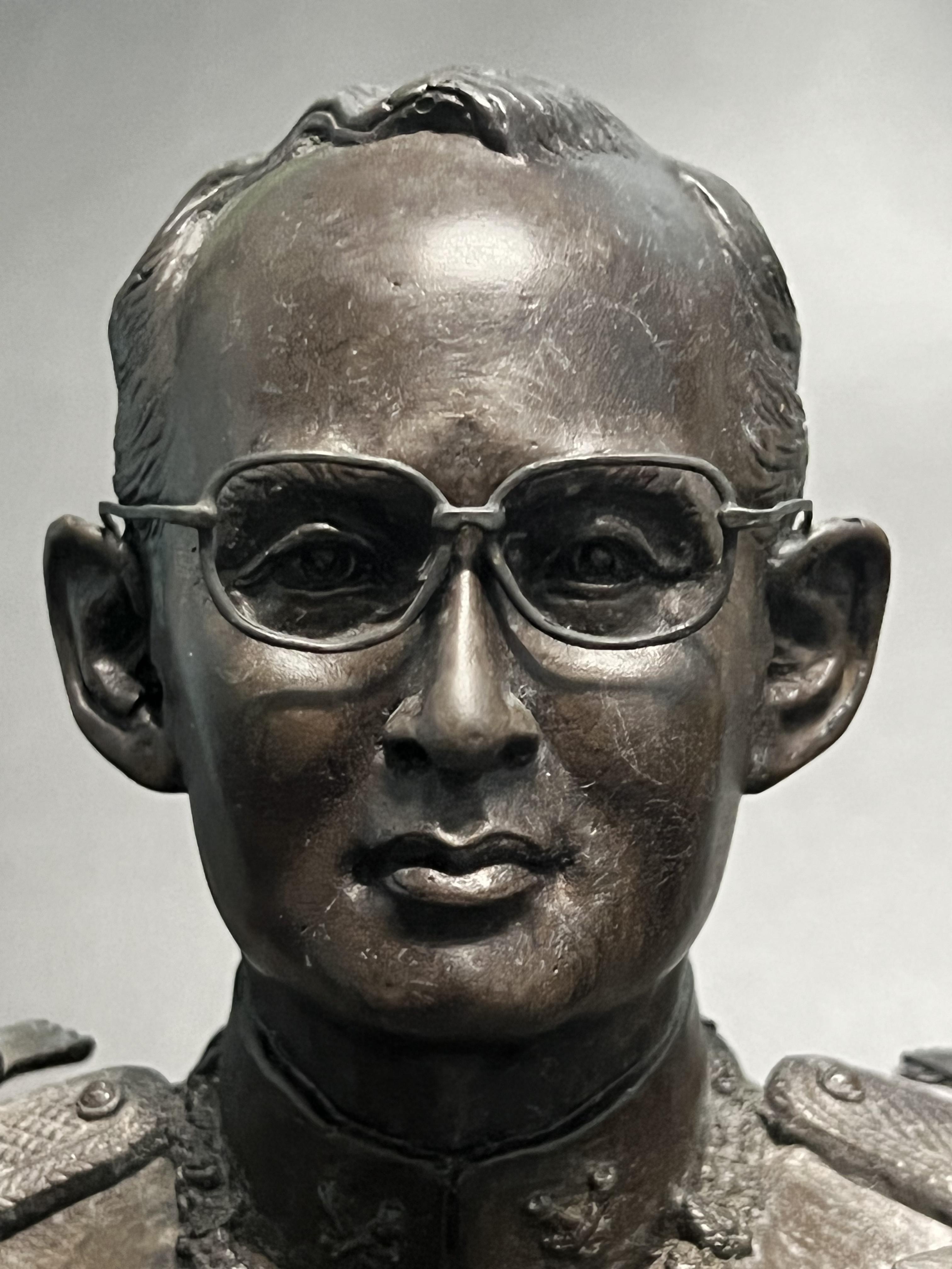 พระบรมรูปในหลวงรัชกาลที่9 รุ่นเฉลิมพระเกียรติ ปี2545 สูง 9 นิ้ว ฉลองพระองค์เต็มยศสายสะพายมหาจักรี สายสร้อยจุลจอมเกล้า ส่วนฐานประดับอักษรพระปรมาภิไธย ภ.ป.ร.(พิธีปลุกเสกวัดพระแก้ว)