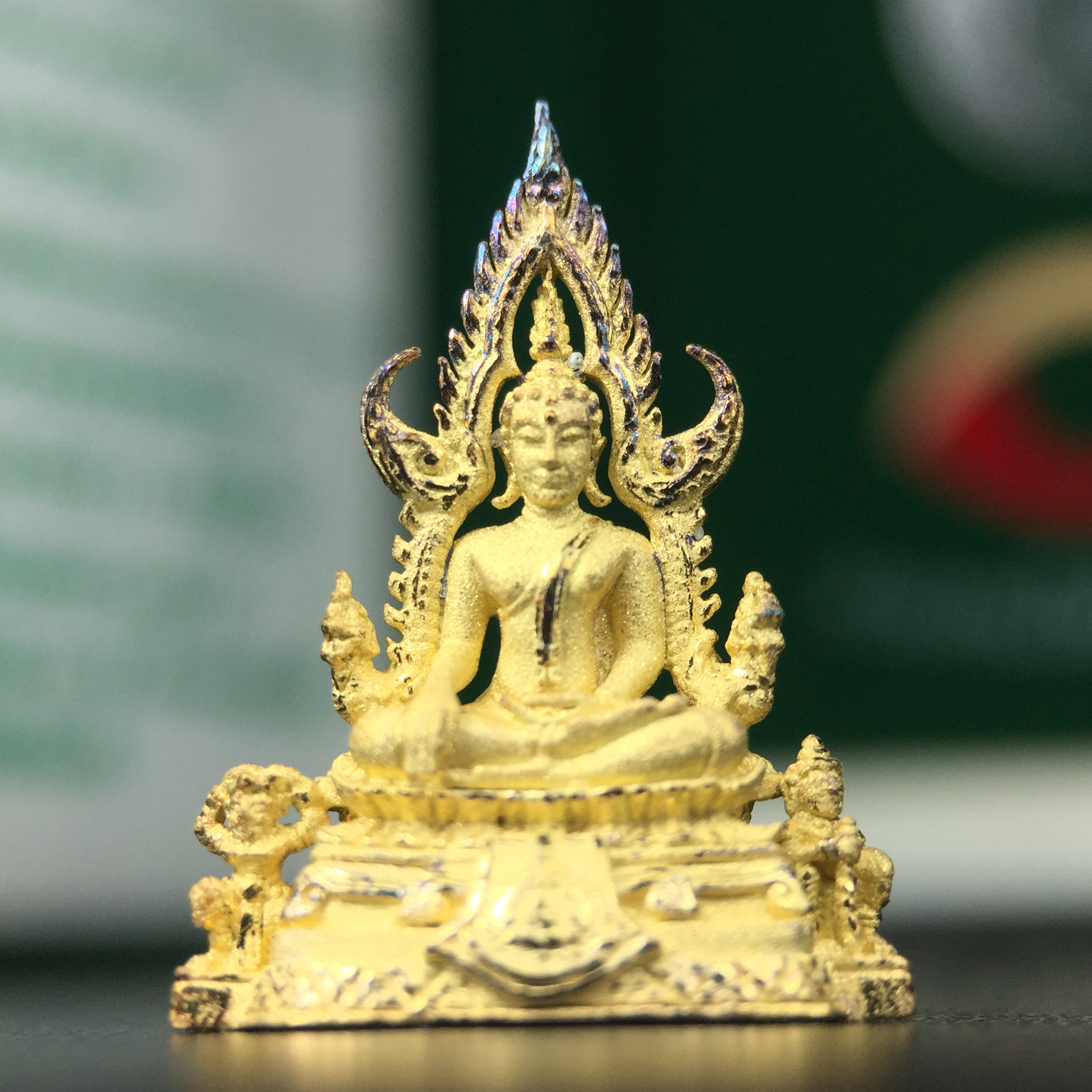 พระพุทธชินราช ภปร. ในวโรกาสพระราชพิธีมหามงคล เฉลิมพระชนมายุ6รอบ 5ธันวาคม2542 มูลนิธิพิทักษ์ดวงตาประชาชน จัดสร้าง เนื้อเงินบริสุทธิ์ 99.9% แบบชุบทองประกายเพชร 3 ไมครอน พิมพ์กลาง ขนาดสูง 2.4 ซม. พร้อมกล่องบรรจุเดิม