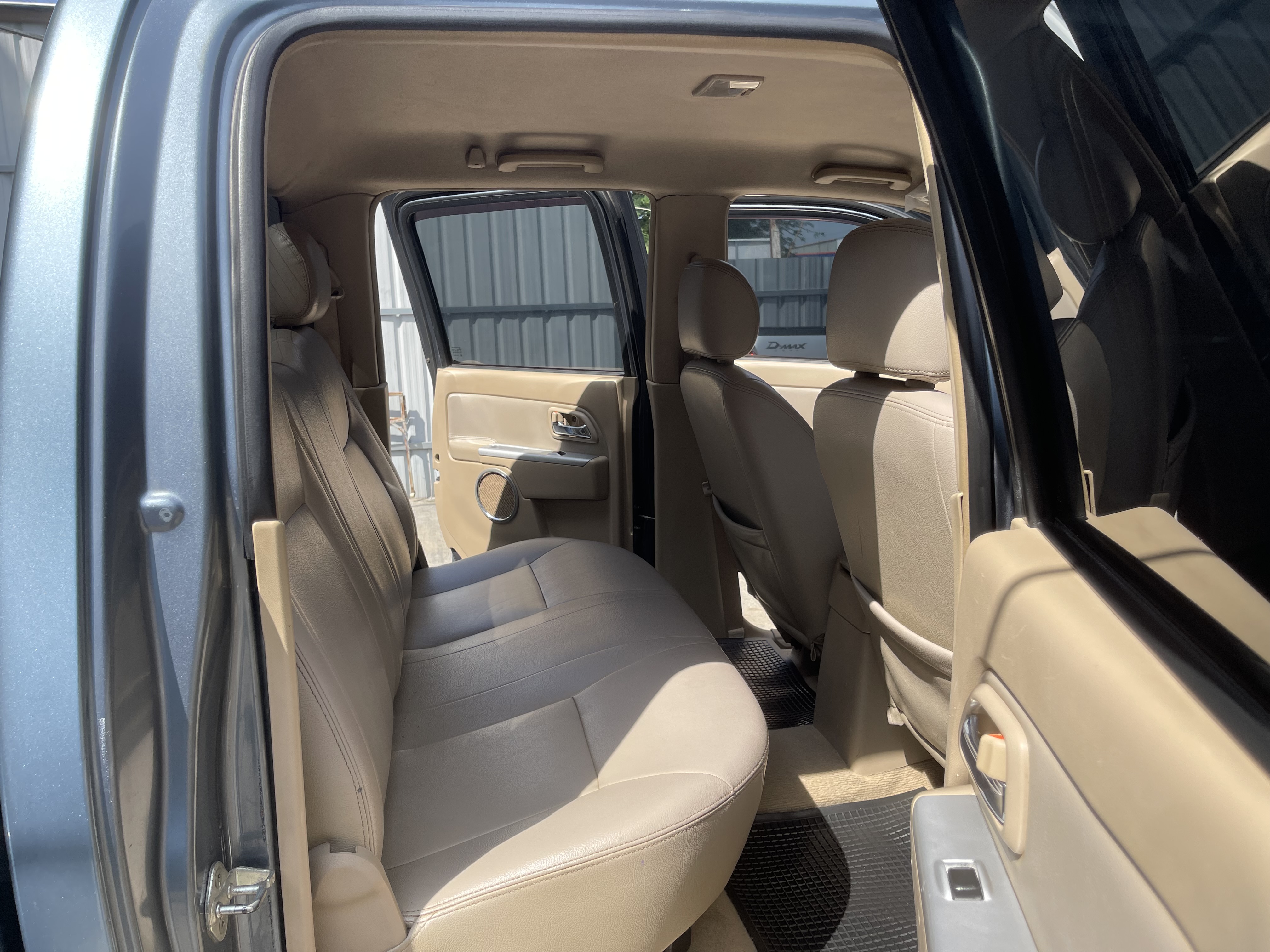 Isuzu Dmax 4ประตู Hilander 2.5 Abs 2011 เทา