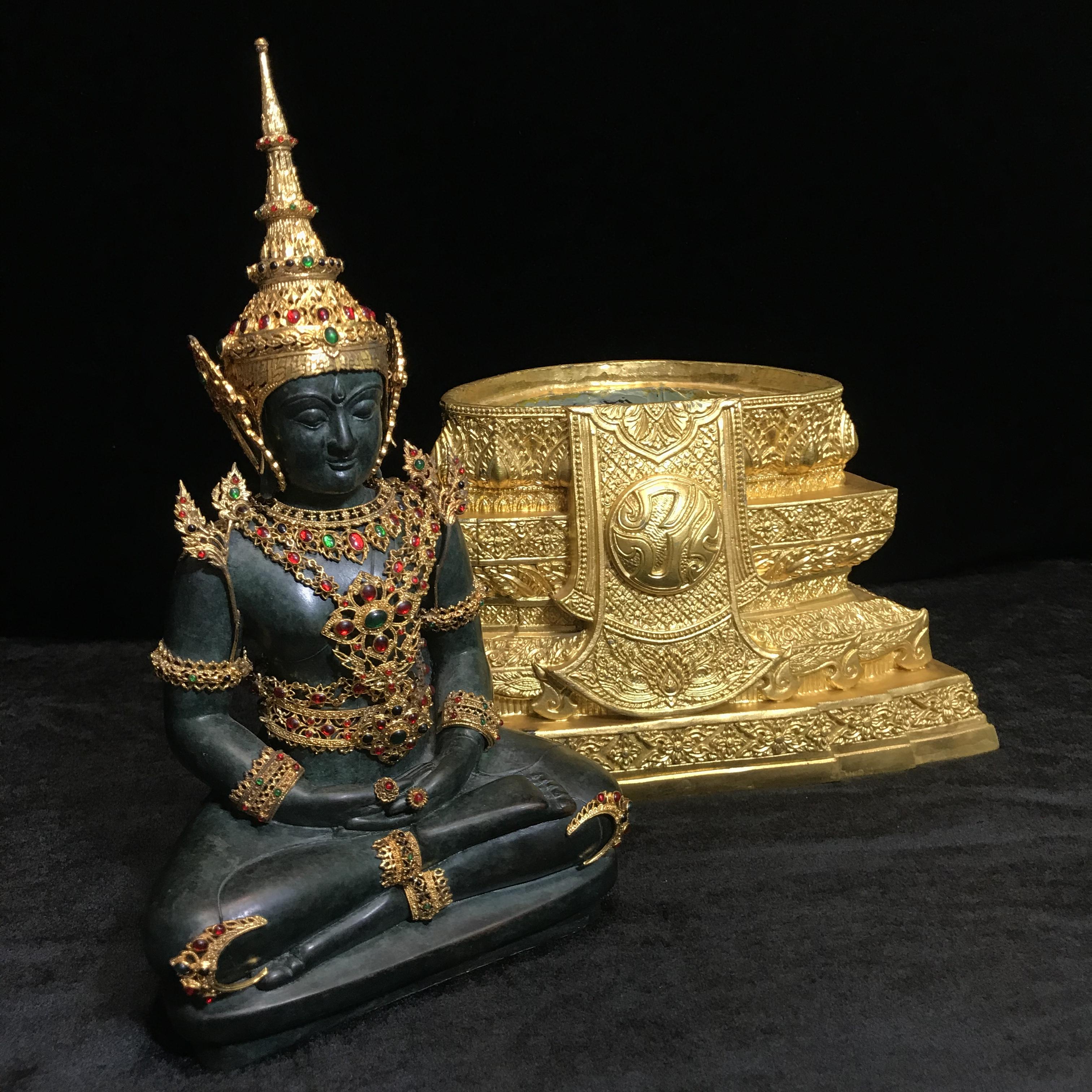 พระพุทธมหามณีรัตนปฏิมากร จำลอง (พระแก้วมรกต) ขนาดบูชาหน้าตัก 5 นิ้ว ตราสัญลักษณ์ ภ.ป.ร. รุ่นแรก ปี2547 เนื้อนวโลหะเคลือบสีเขียว(เครื่องทรงนวโลหะชุบทอง)