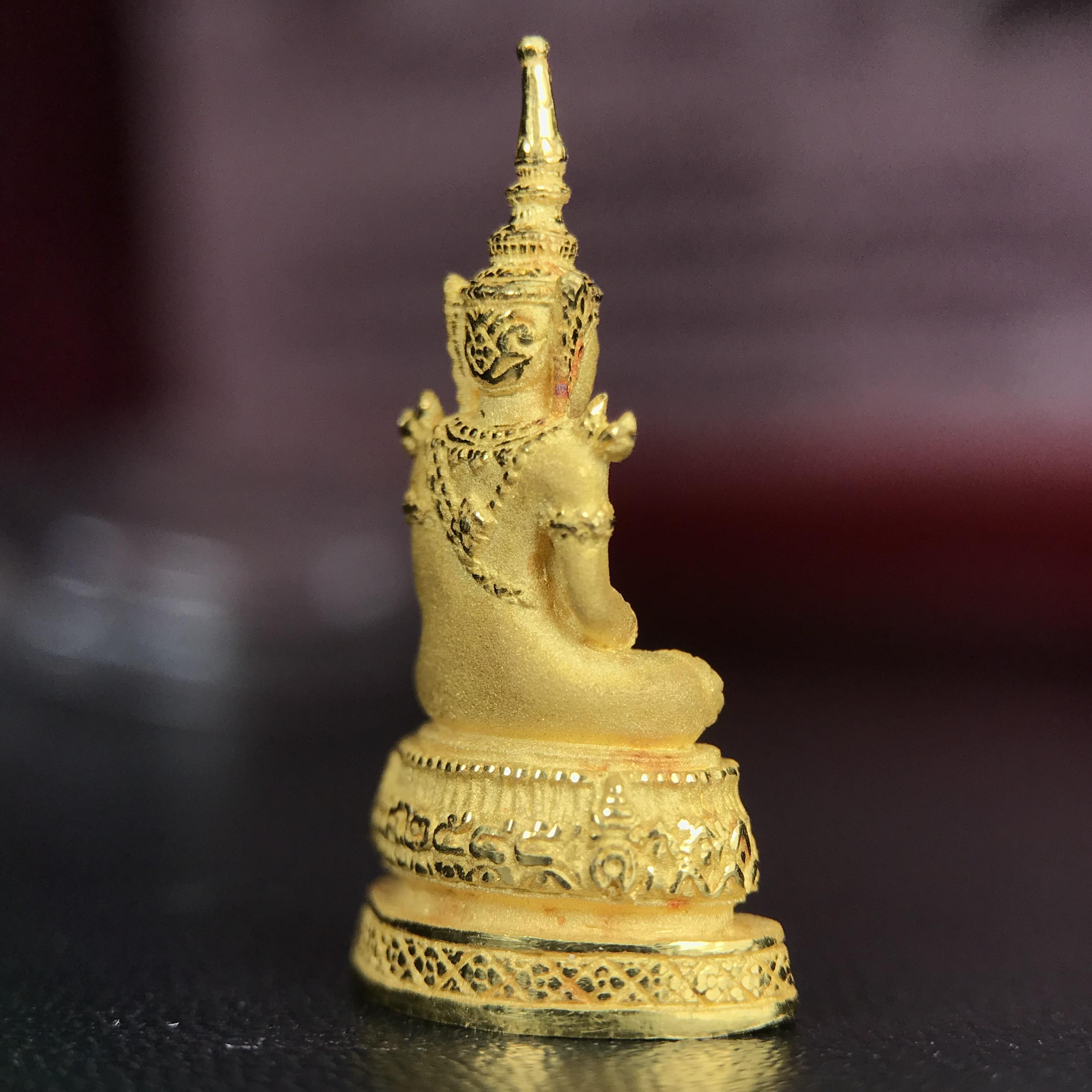 พระแก้วมรกต ภปร.(รุ่นแรก) ปี2545 จัดสร้างในมหาวโรกาส พระบาทสมเด็จพระเจ้าอยู่หัวรัชกาลที่ 9 ครบรอบ 75 พรรษา และฉลองกรุงรัตนโกสินทร์ครบ 220 ปี พิมพ์ลอยองค์เล็ก เนื้อทองคำบริสุทธิ์ 96.5%(6.5กรัม) ขนาด 10*19 มม. พร้อมกล่องเดิมสวยครบสมบูรณ์(1ใน2000องค์)หายาก