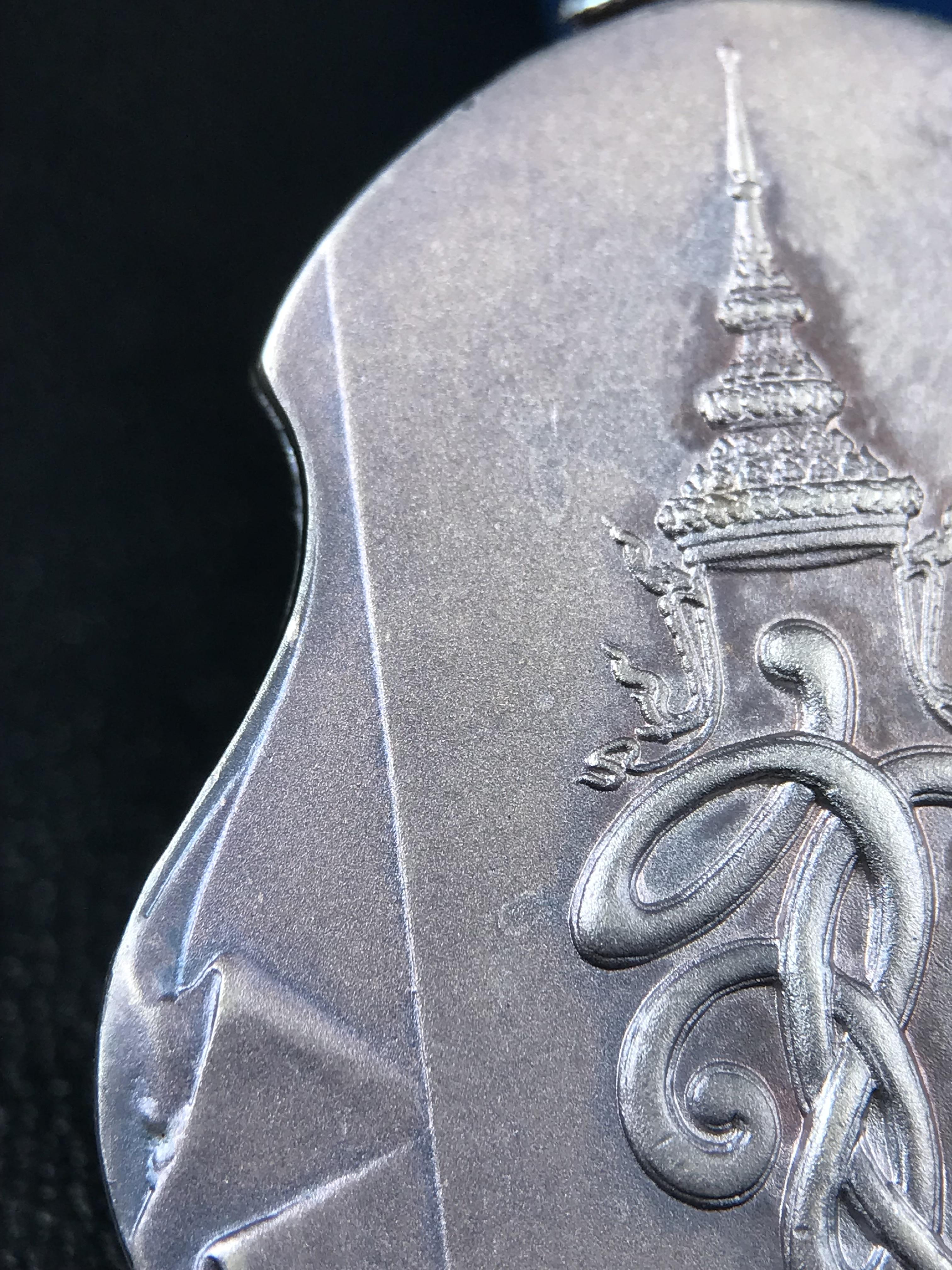 เหรียญหลวงปู่ทวด พระนามาภิไธย สก. แบบงานฉลุโบราณ(HAND MADE) ปี 2544 เนื้อเงิน(ผิวเดิมขึ้นสีรุ้งออกม่วงธรรมชาติสวยมาก) พิธีปลุกเสก ณ อุโบสถวัดช้างให้ และ พิธีมังคลาภิเษก ณ พระอุโบสถ วัดพระศรีรัตนศาสดาราม(วัดพระแก้ว) (1 ใน 2000 เหรียญ)พบเจอน้อยหายากมาก