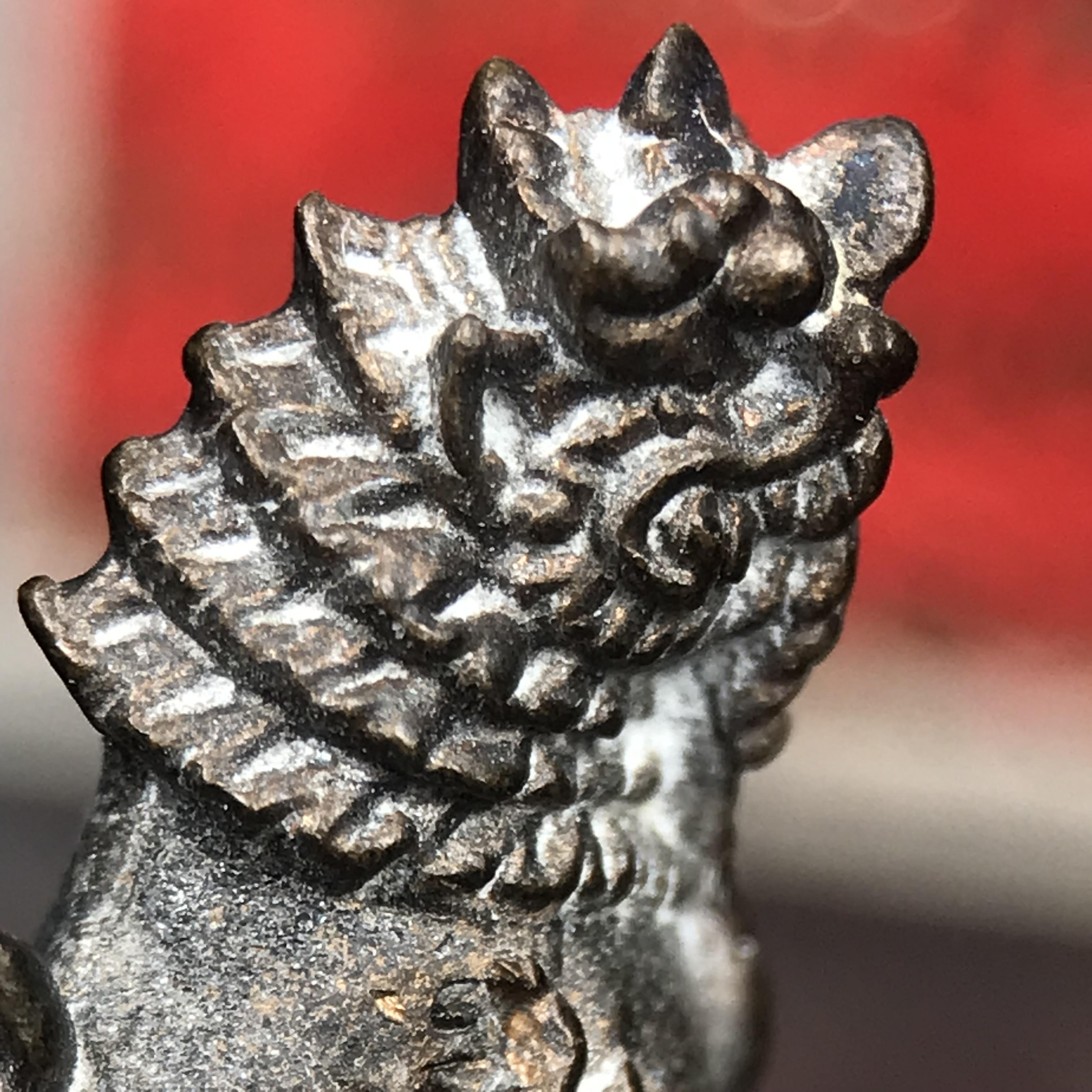 สิงห์เจ้าพ่อดำ วัดบุพพาราม จ.เชียงใหม่ ปี 2518 เนื้อนวโลหะ(ตอก 2 โค๊ต)หายาก(สภาพผิวเดิมสวยเดิมกล่องครบ) สิงห์รุ่นนี้มีพิธีดีมีเกจิอาจารย์ที่ร่วมปลุกเสกมากมาย****เครื่องราง ที่พระบาทสมเด็จพระเจ้าอยุ่รัชกาลที่ ๙ ทรงเสด็จฯประกอบพิธีด้วยพระองค์เอง