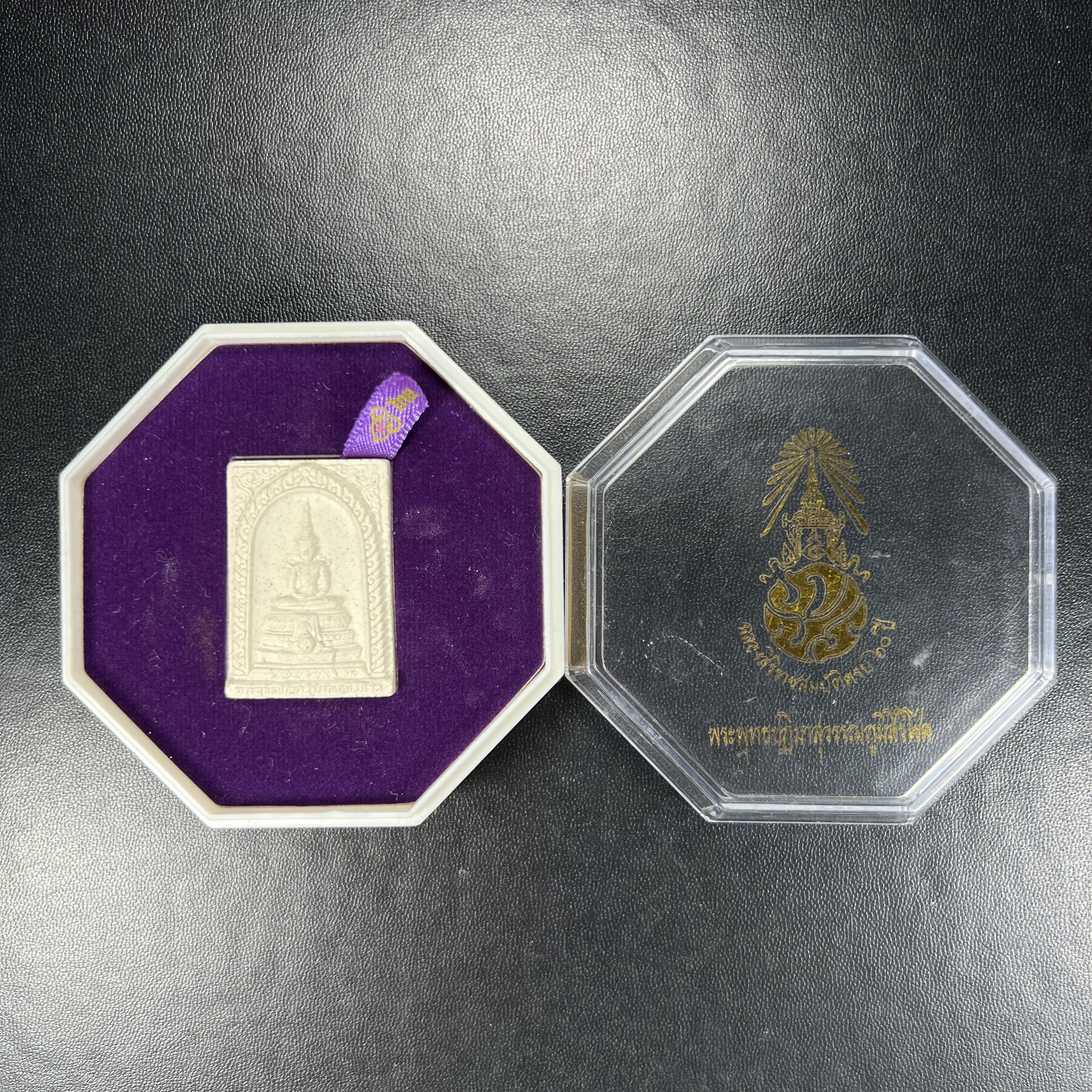 พระพุทธปฏิมาสุวรรณภูมิสิริโชค ภปร. การบินไทยจัดสร้างขึ้น เนื่องในวโรกาสฉลองสิริราชสมบัติครบ60ปี พุทธศักราช 2549 พระผงมวลสารพระราชทานผงจิตรลดา พระเกศา จีวร และว่าน 108ชนิด พิธีปลุกเสกวัดพระศรีรัตนศาสดาราม(วัดพระแก้ว)สวยๆพร้อมกล่องบรรจุครบ พิธีใหญ่ มวลสารดี