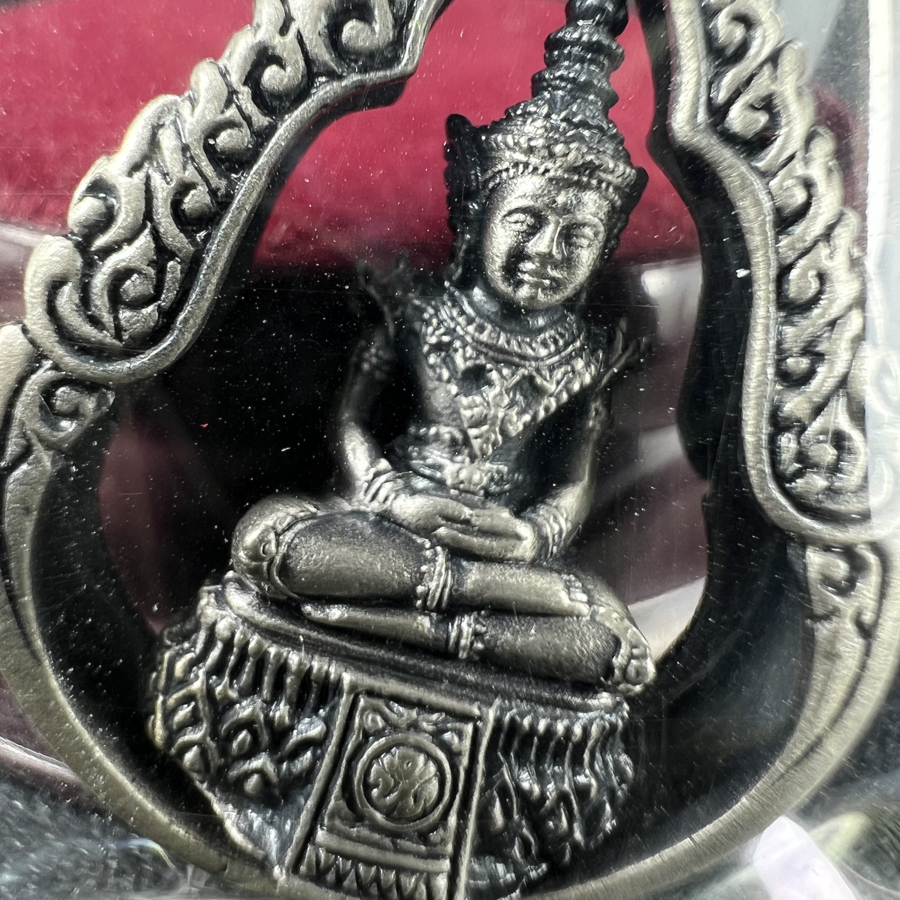 พระแก้วมรกต ภปร.(รุ่นแรก) ปี2545 รุ่นฉลองกรุงรัตนโกสินทร์ครบ 220 ปี พิมพ์ลอยองค์ทรงหยดน้ำ เนื้ออัลปาก้า ชุบเงินลงดำ ขนาด 18*27 มม. พร้อมครอบตั้งโชว์เดิม องค์พระซีนซองเดิม สวยครบสมบูรณ์