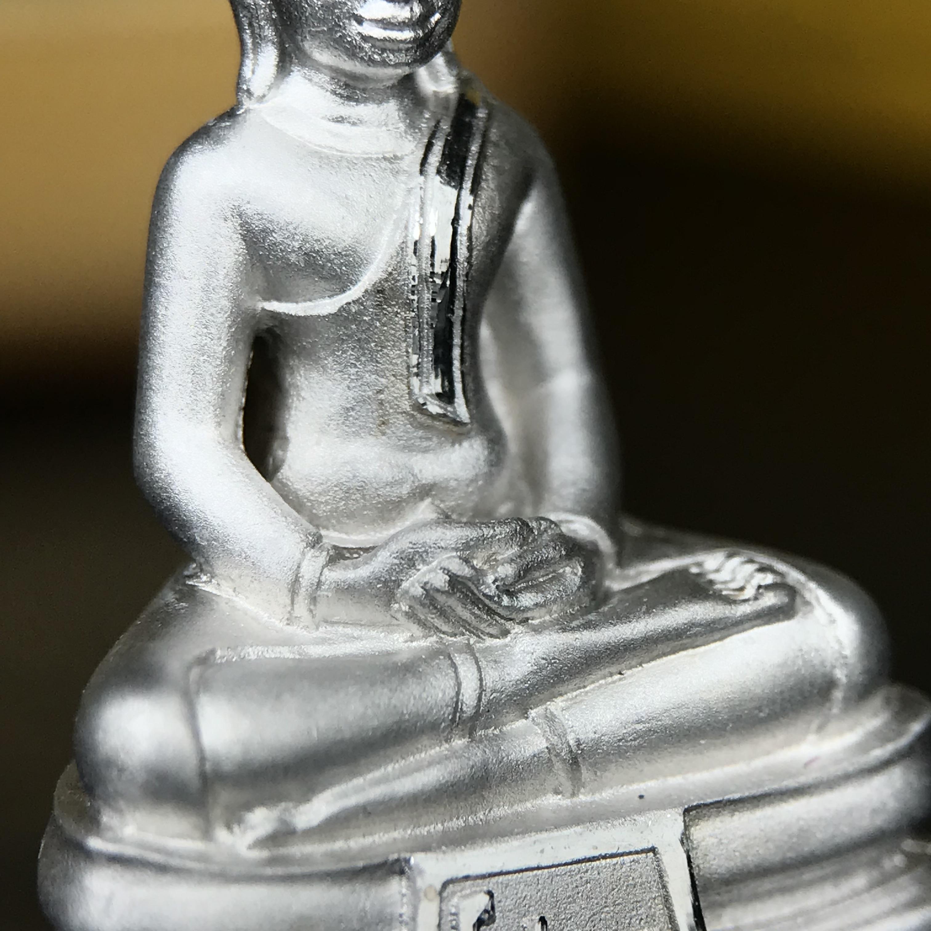 พระพุทธโสธร คุ้มเกล้าฯ ภปร.(ใต้ร่มพระบารมี คุ้มเกล้า) 60ปี รพ.ภูมิพลฯ พ.ศ.2552 เนื้อเงิน ชุบทองคำขาว(ลอยองค์พิมพ์ ใหญ่ ขนาด 30*20 มม.) 1 ใน 5000 องค์ หายาก