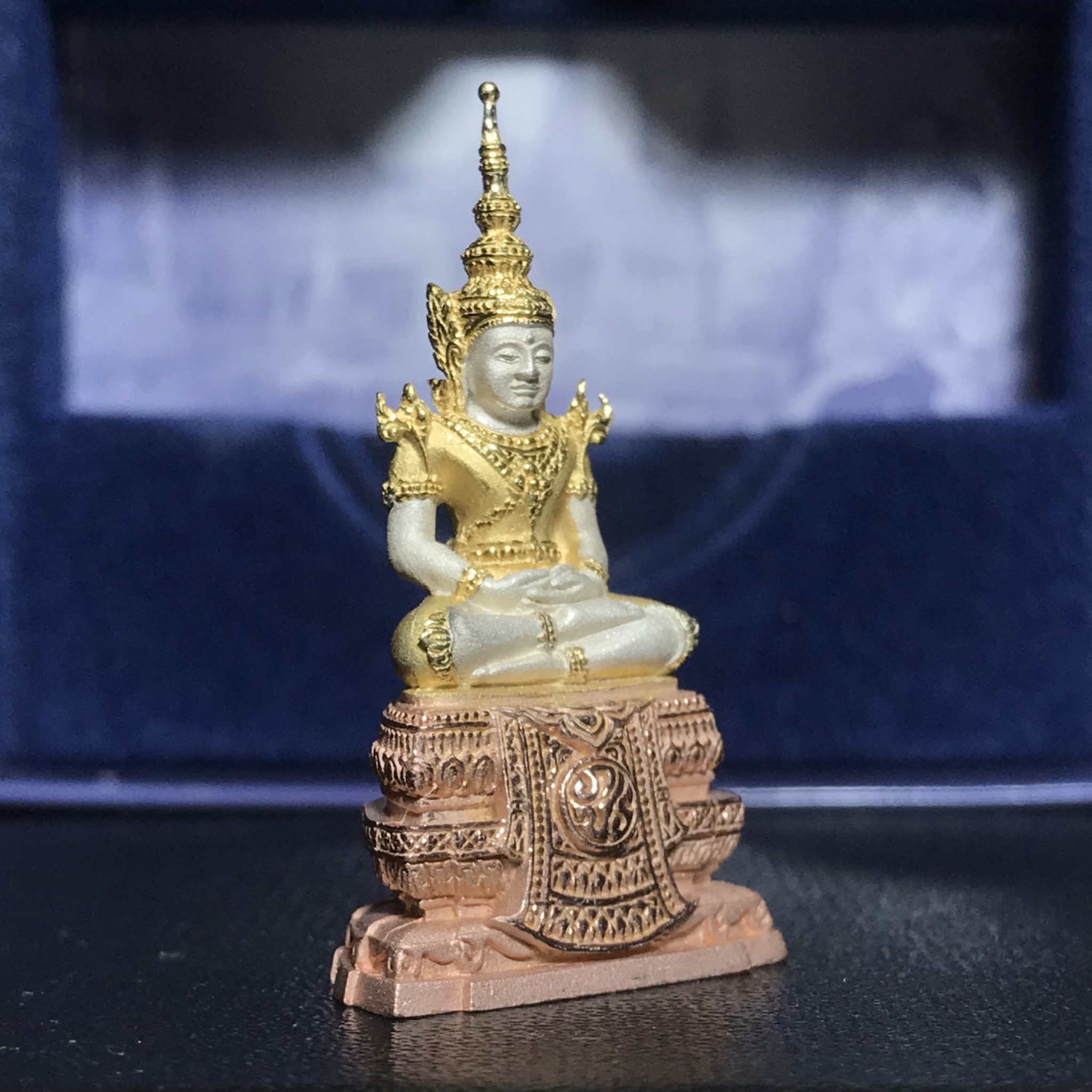 พระแก้วมรกต ภปร. ปี2547 จัดสร้างโดย รพ.ภูมิพลฯ เนื้อเงิน (3 กษัตริย์)ลอยองค์ หน้าตัก 1/2 นิ้ว