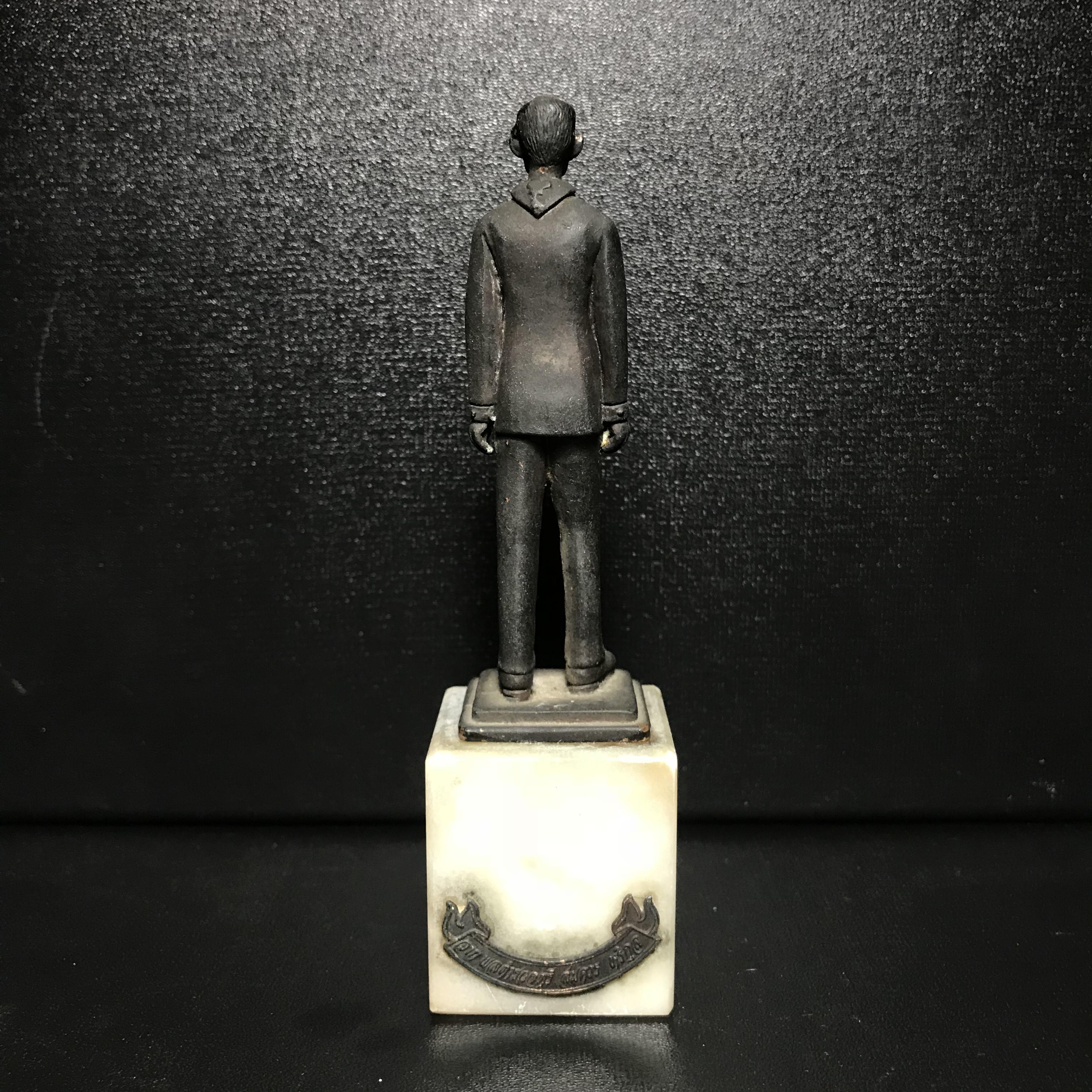 พระบรมรูปหล่อ ผู้ให้กำเนิดลูกเสือชาวบ้าน ในหลวงรัชกาลที่ 9 ทรงชุดลูกเสือชาวบ้าน ฐานหินอ่อน(หายาก)