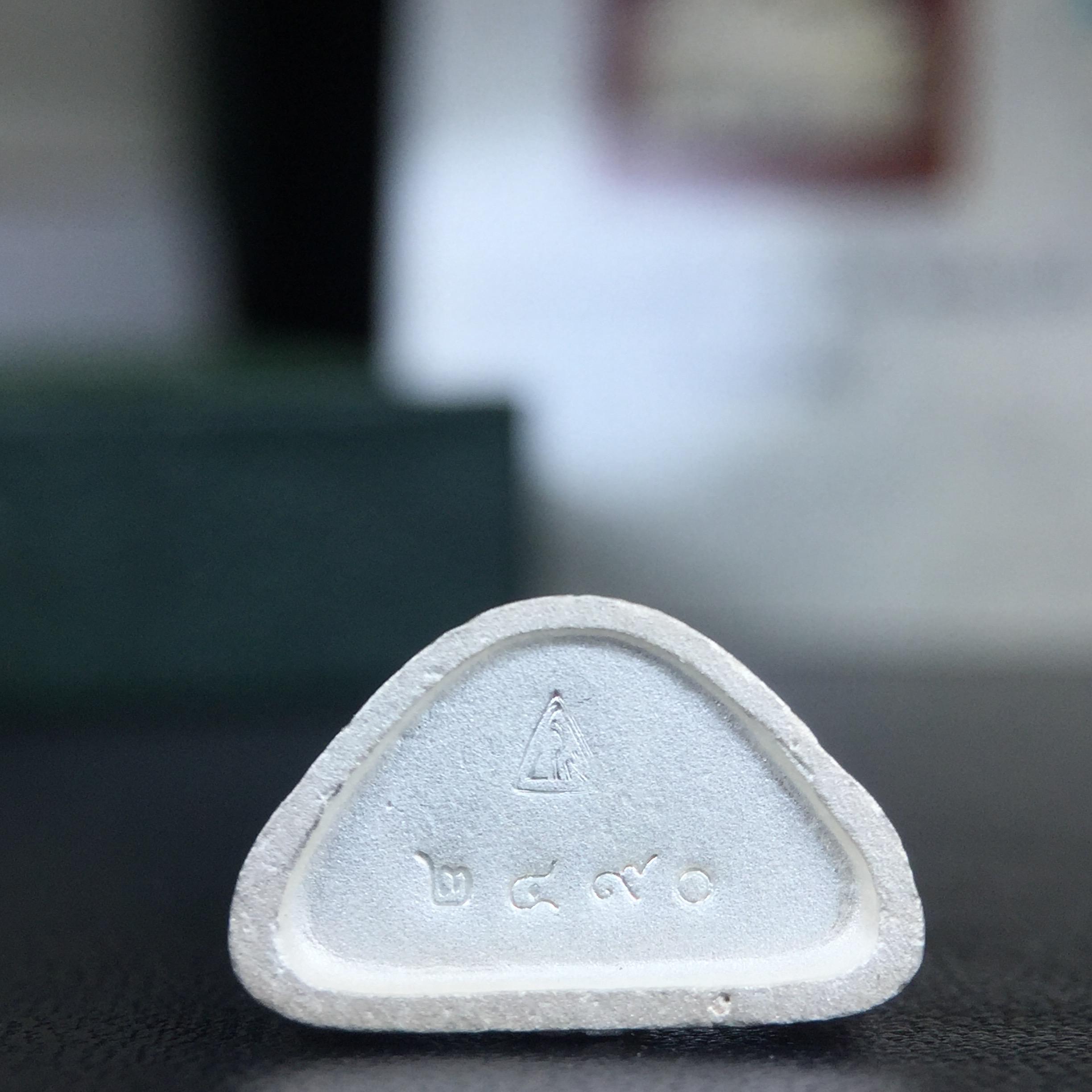 รูปเหมือนสมเด็จพระพุฒาจารย์ (โต พรหมรังสี)วัดใหม่อมตรส บางขุนพรหม ปี2540 รุ่นกาญจนาภิเษก จัดสร้างในวโรกาสที่รัชกาลที่ 9 ทรงครองสิริราชสมบัติ ครบ 50ปี ลอยองค์พิมพ์ใหญ่ เนื้อเงินบริสุทธิ์ 99.9% แบบทรายนวลขัดเงาบางส่วน พร้อมกล่องใบรับรองเดิมครบ