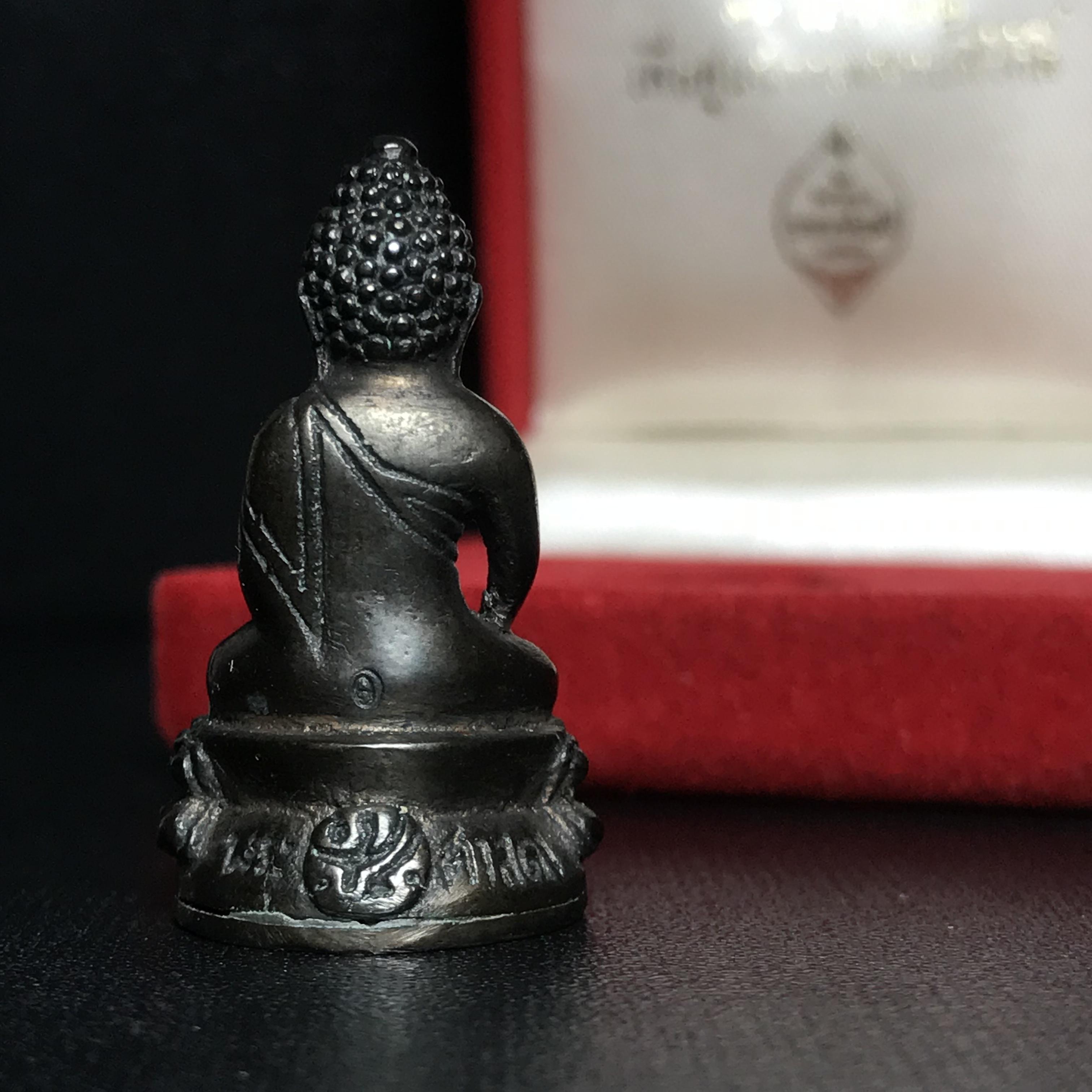 พระกริ่งศาสดา ภปร. วัดบวรนิเวศวิหาร ปี2532 เพื่อศูนย์การแพทย์สิริกิติ์ เนื้อนวโลหะพร้อมกล่องบรรจุเดิม