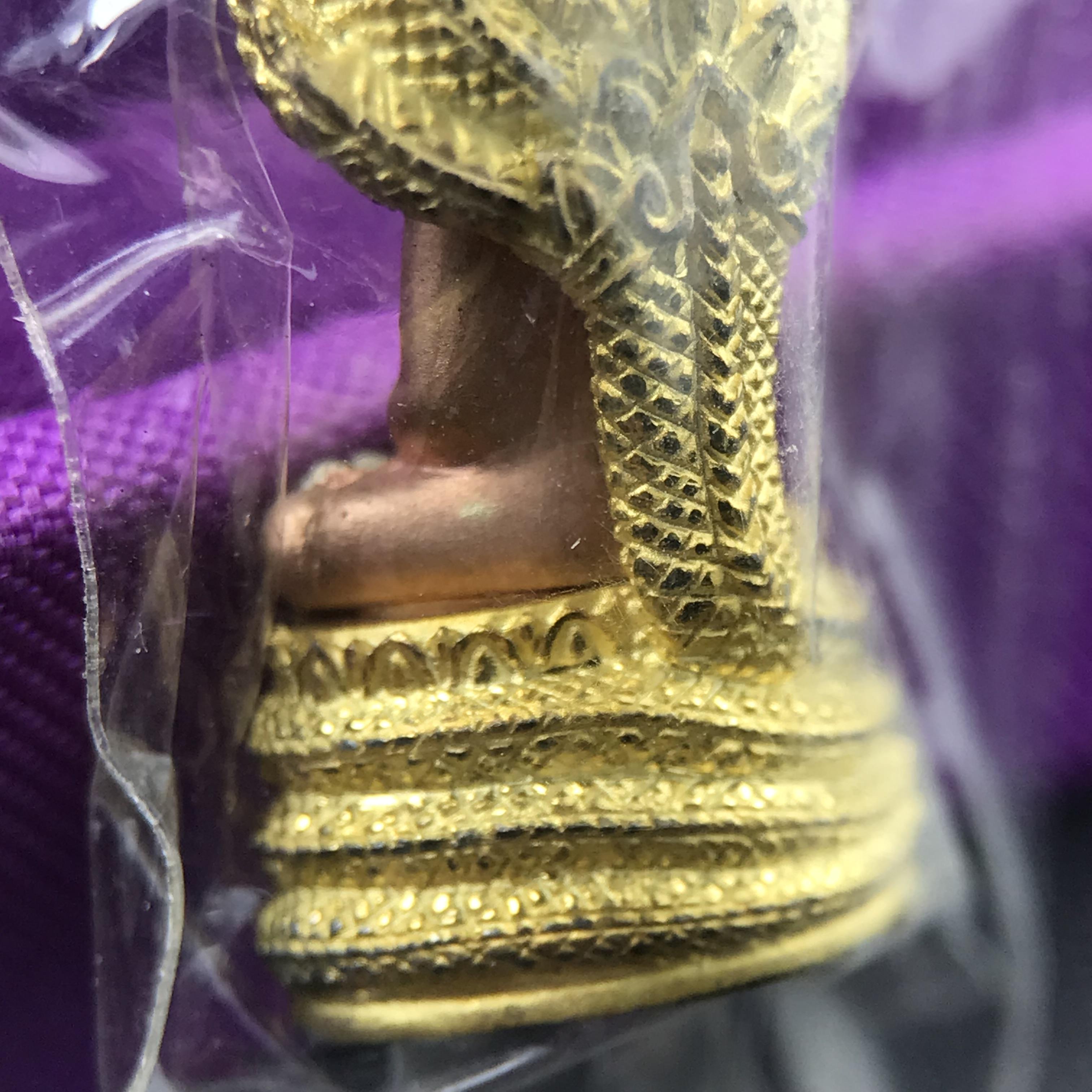 พระนาคปรก สธ. รุ่นสร้างพระอุโบสถเฉลิมพระเกียรติ 4 รอบ 84 พรรษา สมเด็จพระเทพรัตนราชสุดาฯ วัดบวรนิเวศวิหาร ปี 2543 พิมพ์เล็ก เนื้อเงินบริสุทธิ์ ชุบสามกษัตริย์แบบพ่นทรายขัดเงาบางส่วน(สภาพสวย ซีนซองกล่องบรรจุเดิม)พิธีใหญ่ พุทธศิลป์งดงาม หายาก (1 ใน 2999 องค์)