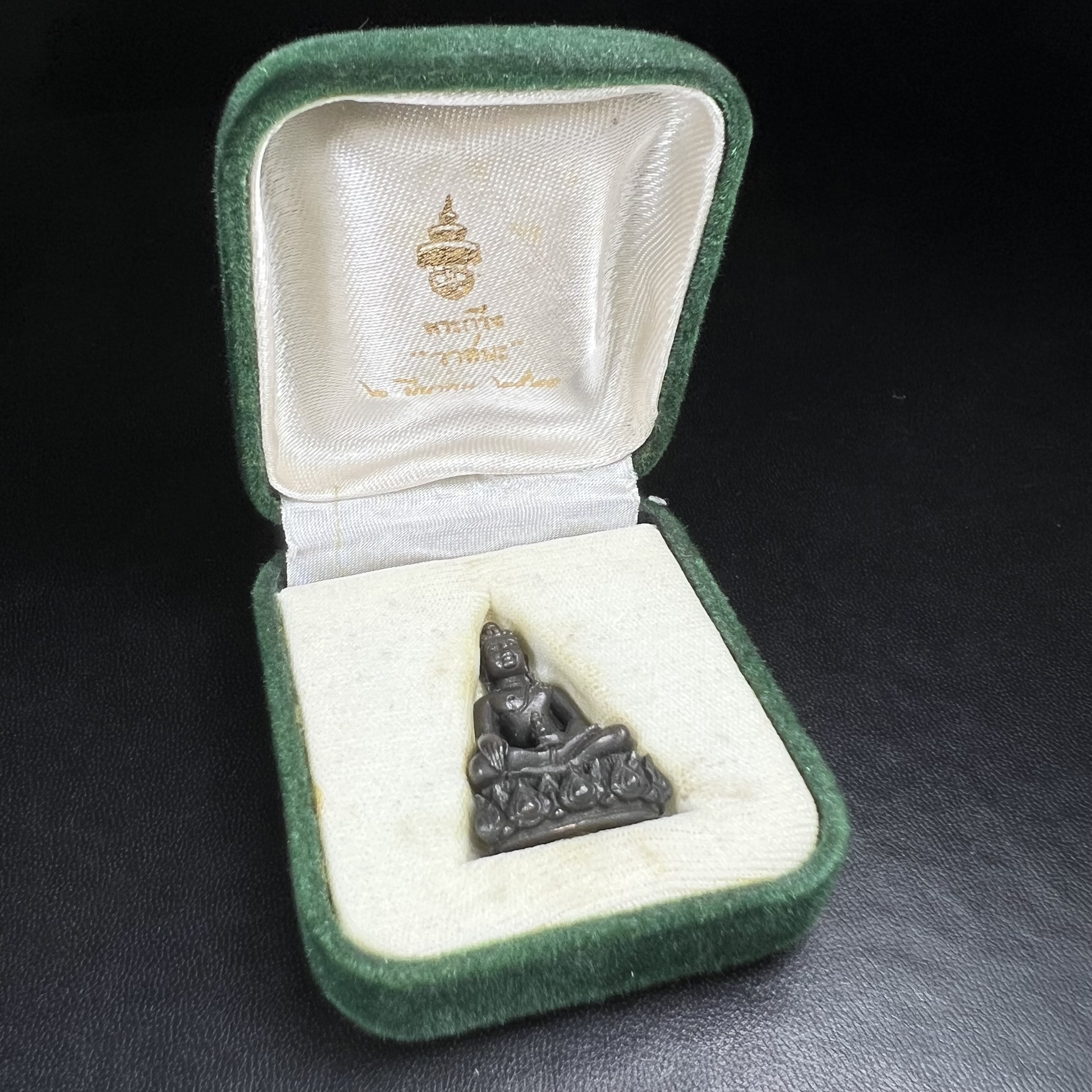 พระกริ่งวาสนา(รุ่นแรก) 80 พรรษา สมเด็จพระสังฆราช (วาสน์) วัดราชบพิธฯ ปี2521 เนื้อนวโลหะ(ตอกโค๊ตพระปิดตา) โดยมีหลวงปู่โต๊ะ วัดประดู่ฉิมพลีร่วมปลุกเสก พร้อมกล่องบรรจุเดิม(รุ่นแรก คอตั้งตรงได้สัดส่วน หายาก)