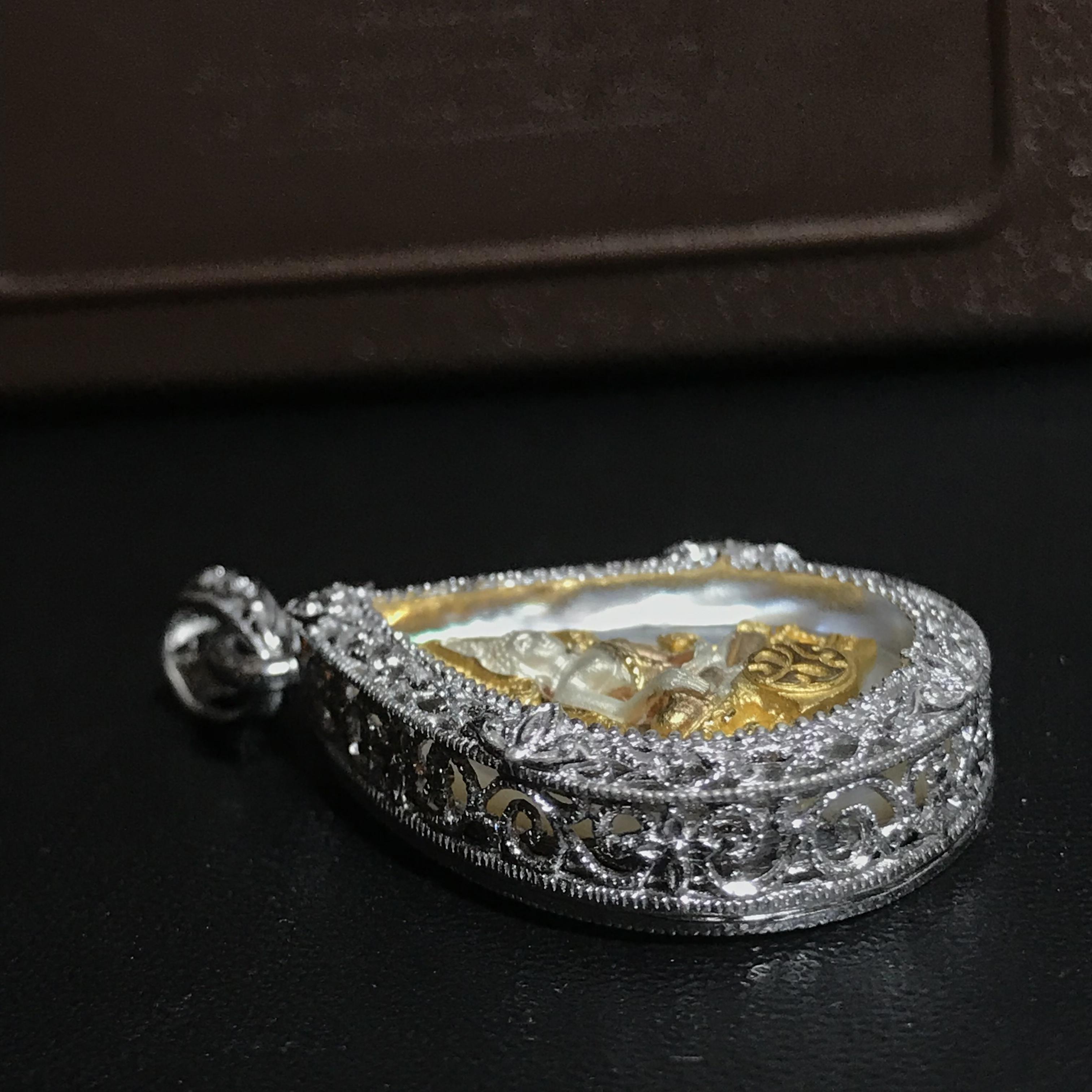 พระพุทธชินราช ภปร. โครงการ "เพราะแผ่นดินนี้ คือ แผ่นดินเกิด" ปี2548(รุ่นแรก) เหรียญทรงหยดน้ำ ขนาด 21 x 31 มม. เนื้อเงินสามกษัตริย์